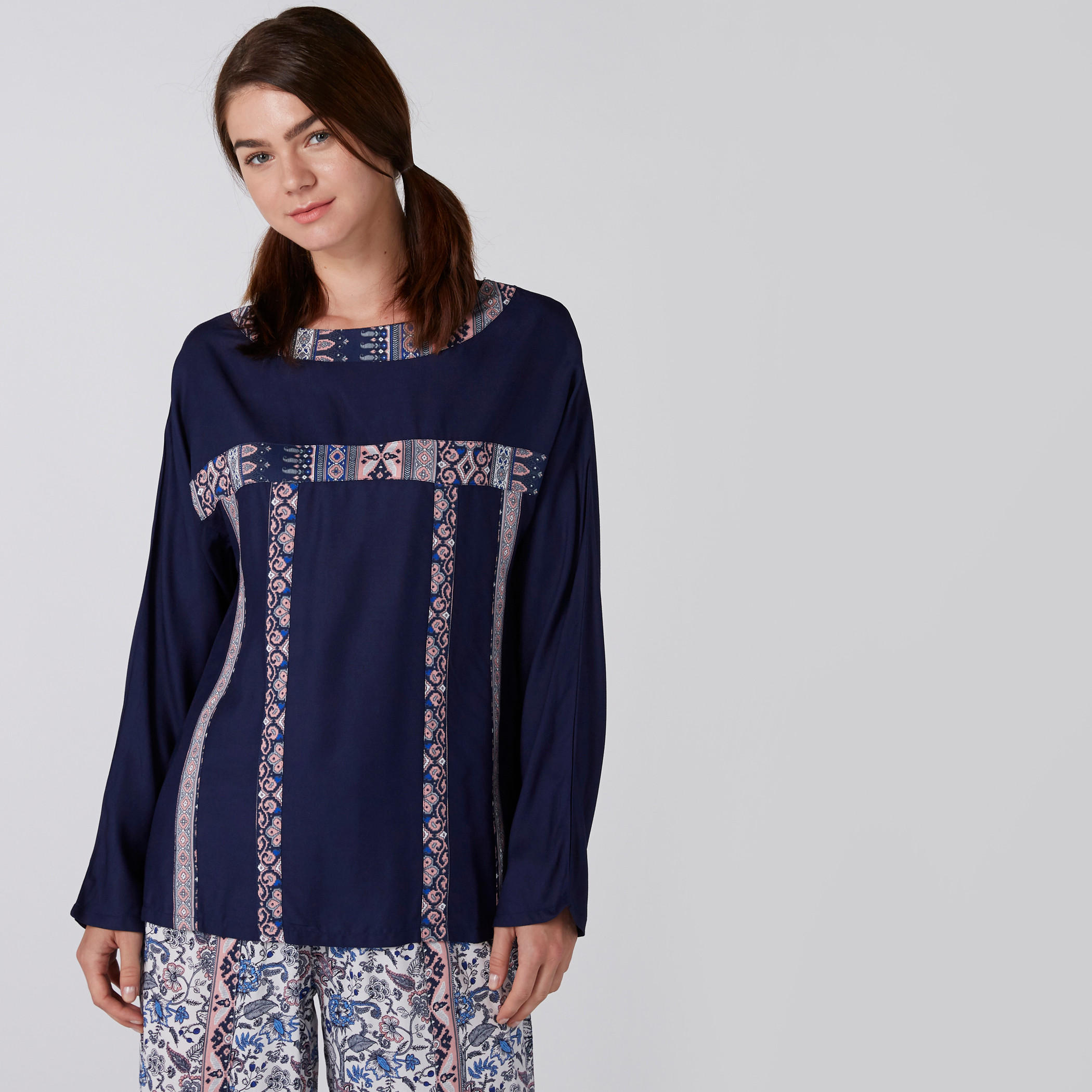 طقم بيجاما من بلوزة وبنطال بطبعات-women-clothing-nightwear-pyjamas-longsets-image-3