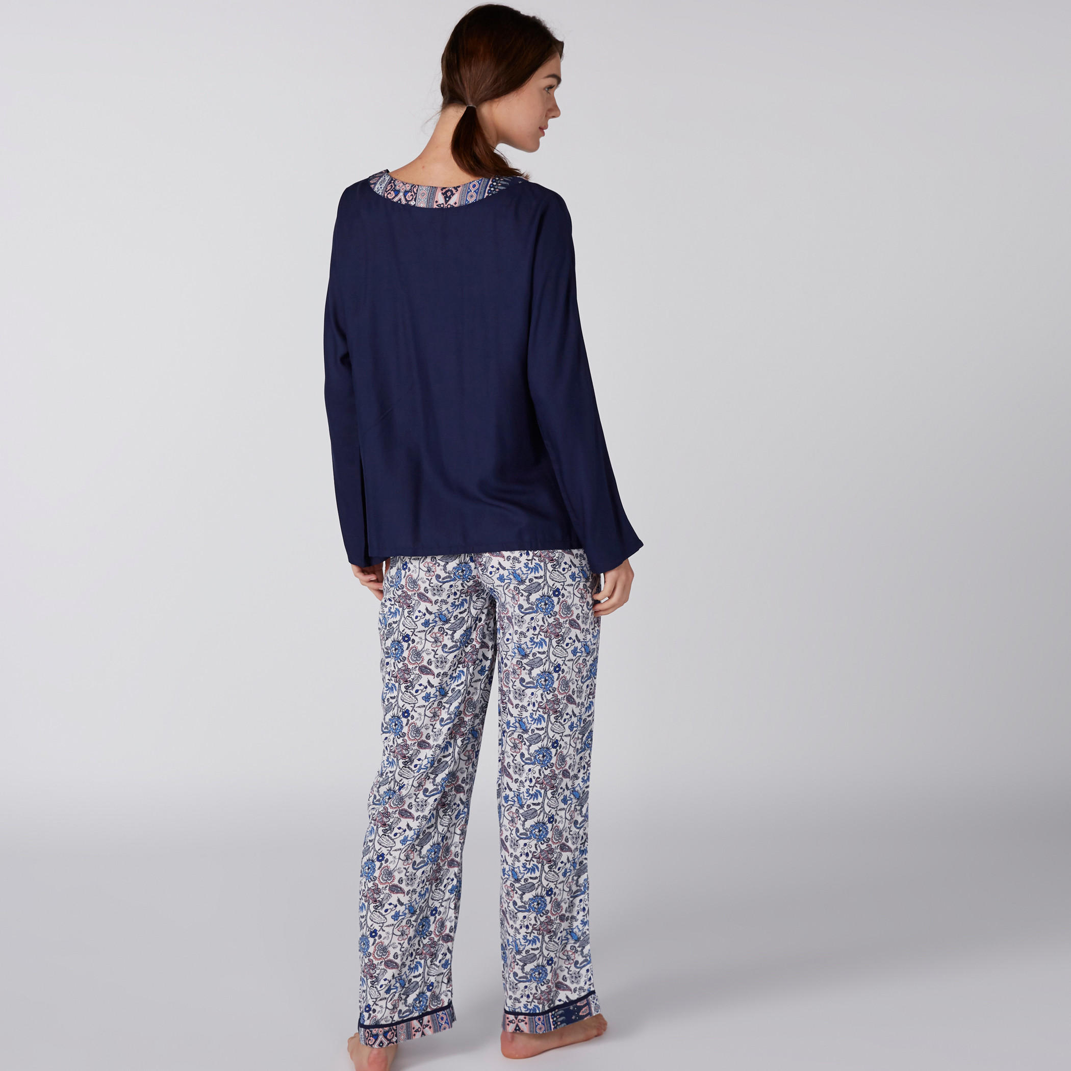 طقم بيجاما من بلوزة وبنطال بطبعات-women-clothing-nightwear-pyjamas-longsets-image-2