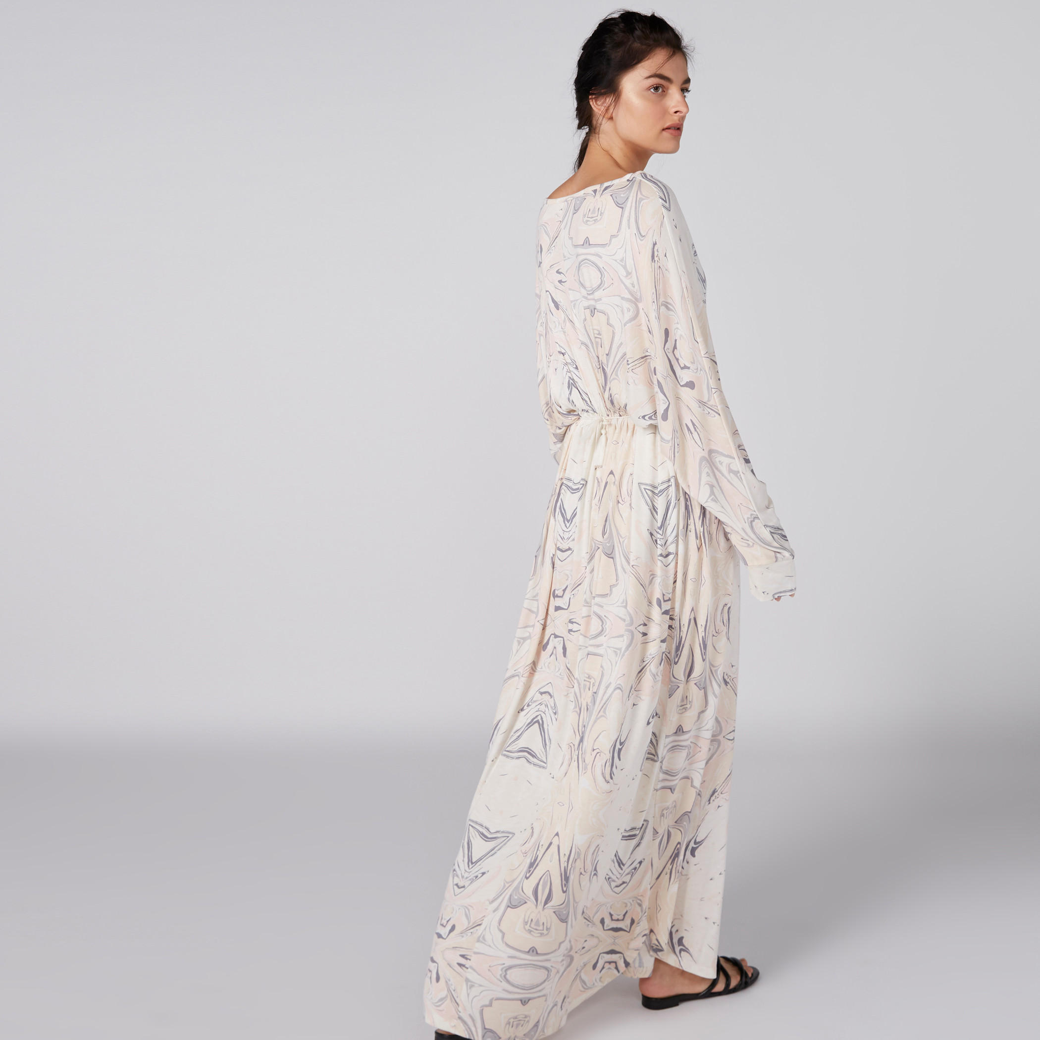 قميص نوم طويل بياقة قارب وأكمام طويلة وطبعات-women-clothing-nightwear-nighties-image-2