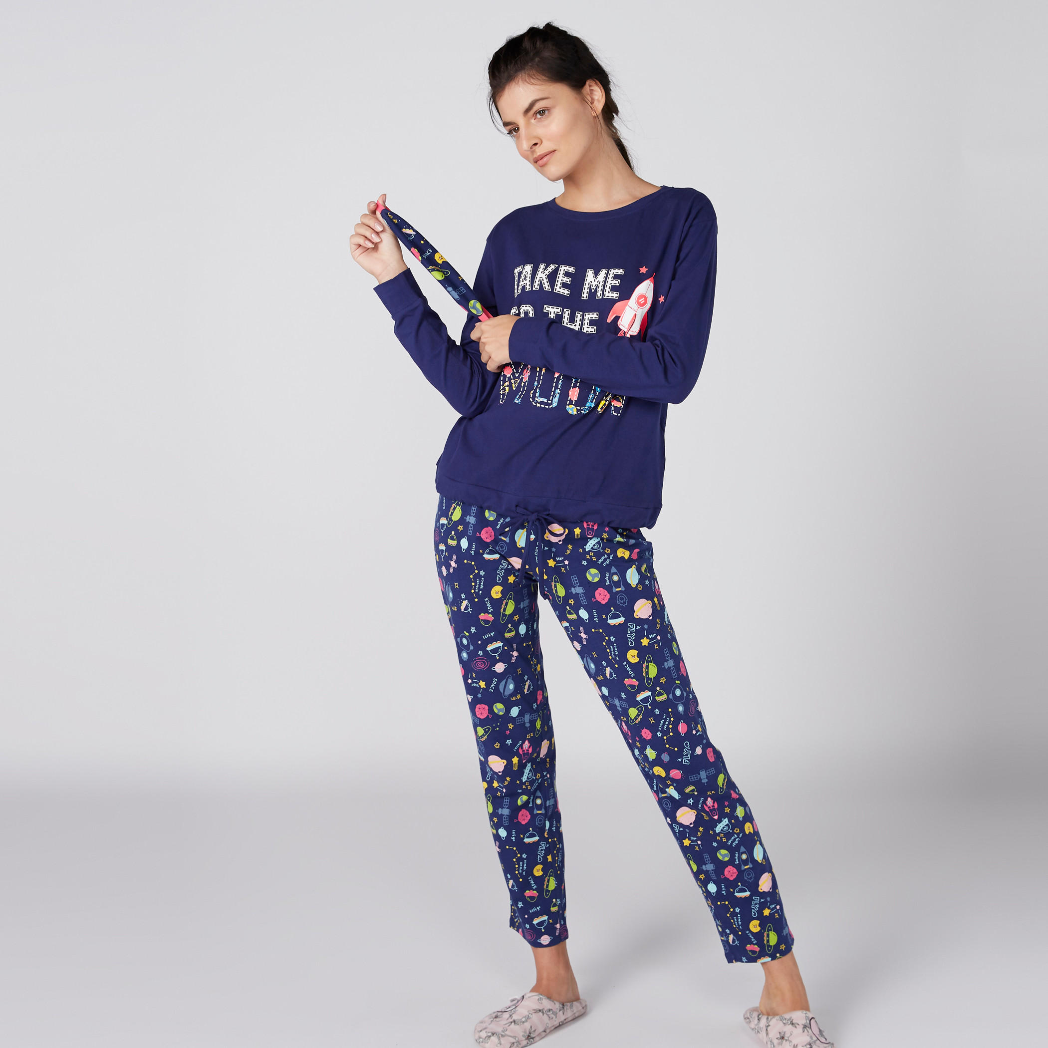 طقم بنطال بيجاما وتيشيرت بأكمام طويلة وطبعات-women-clothing-nightwear-pyjamas-longsets-image-1