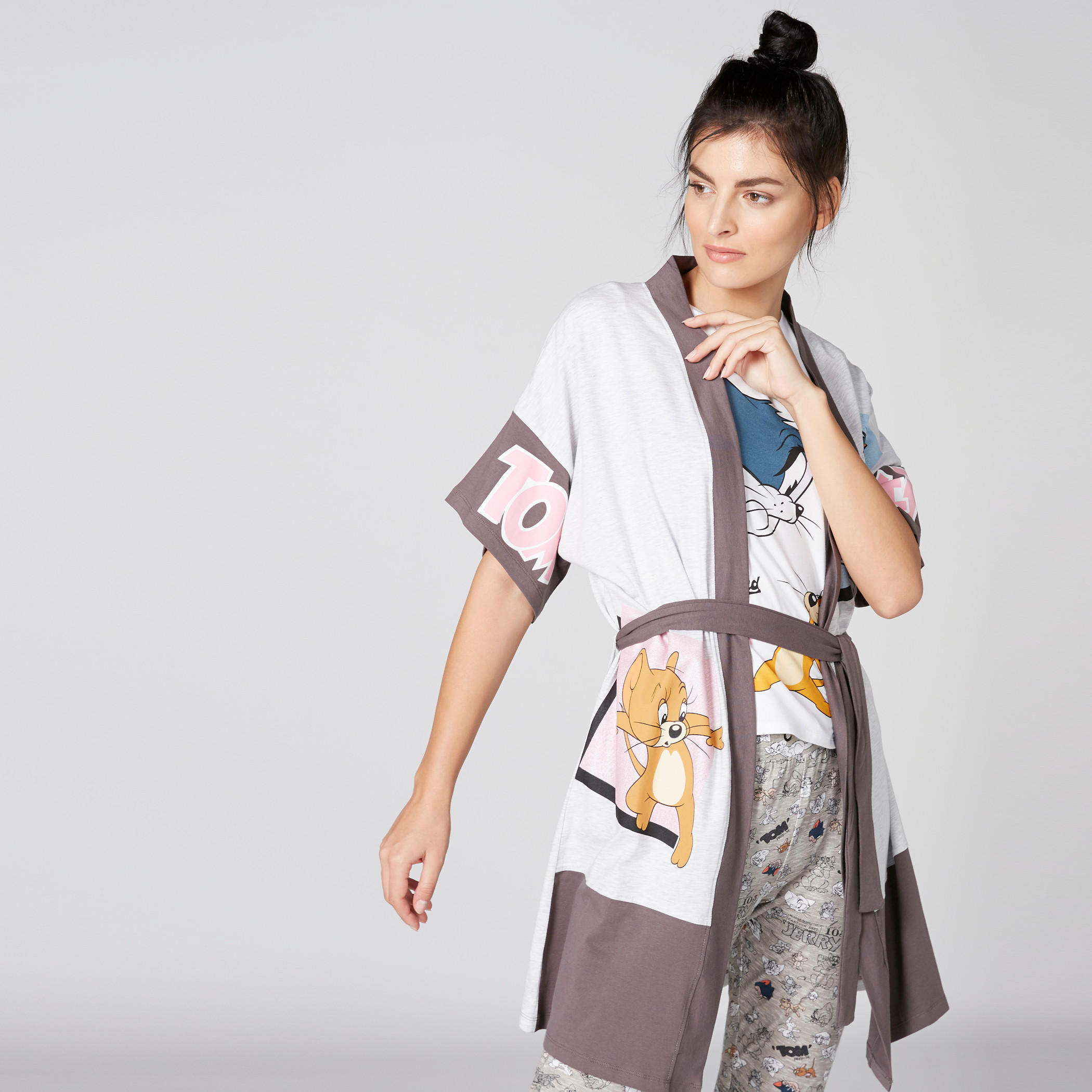 روب بأكمام قصيرة وأربطة وطبعات توم آند جيري-women-clothing-nightwear-robes-image-1