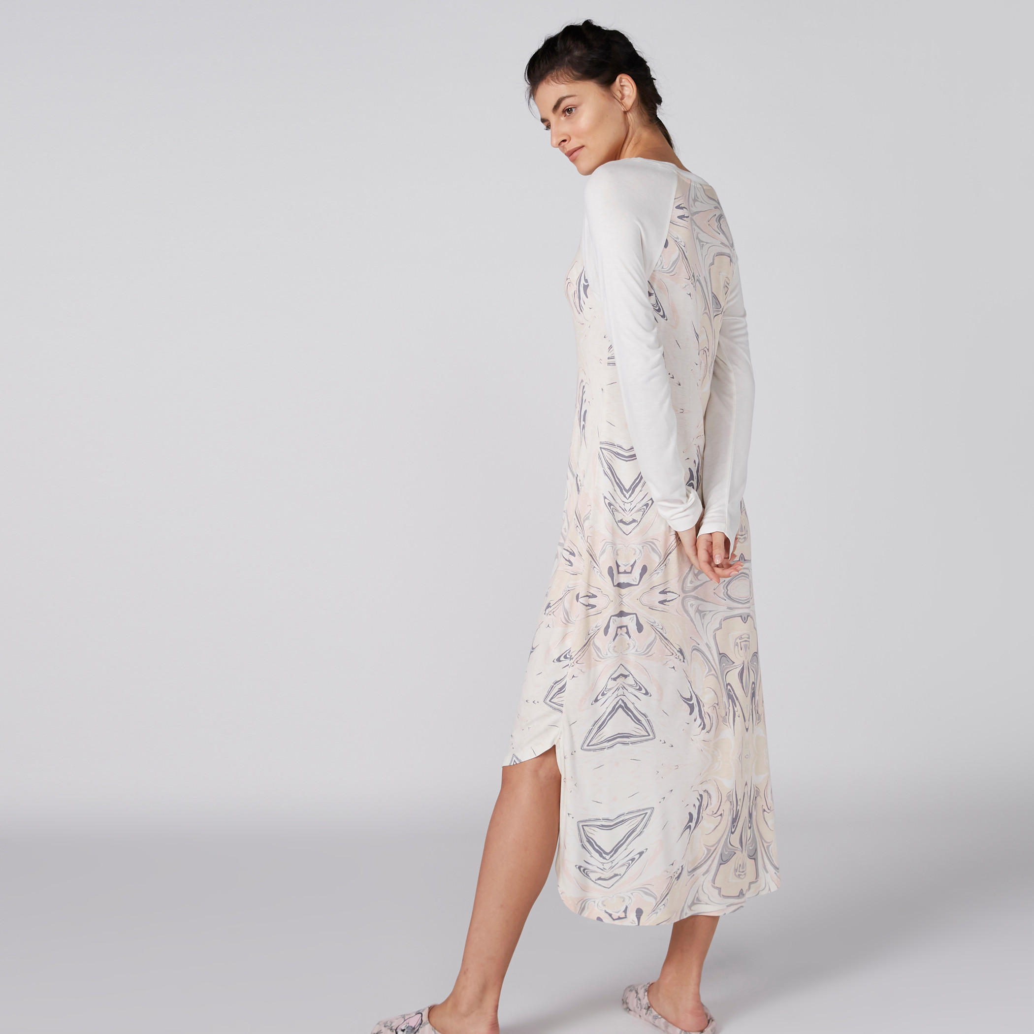 قميص نوم بأكمام طويلة وحوّاف غير مستوية وطبعات-women-clothing-nightwear-nighties-image-1
