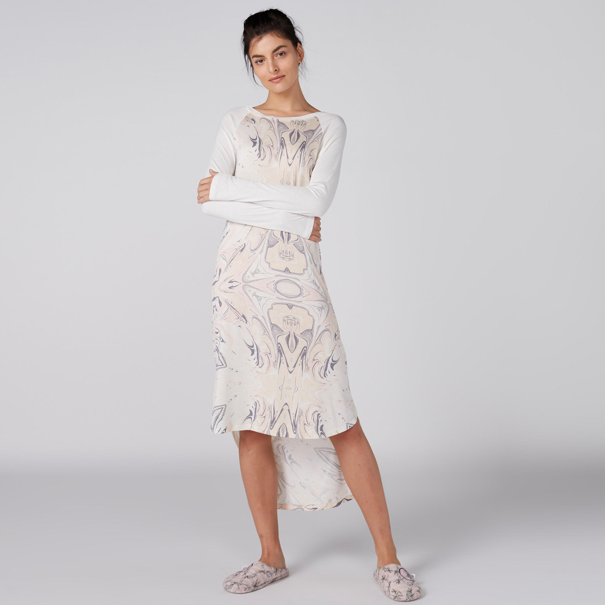 قميص نوم بأكمام طويلة وحوّاف غير مستوية وطبعات-women-clothing-nightwear-nighties-image-2
