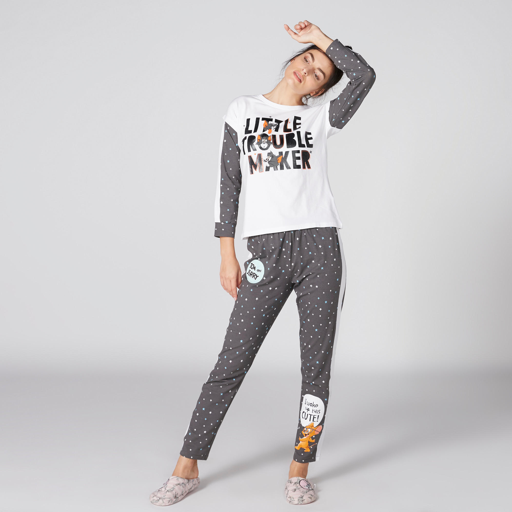 طقم بنطال بيجاما وتيشيرت بطبعات توم أند جيري-women-clothing-nightwear-pyjamas-longsets-image-1