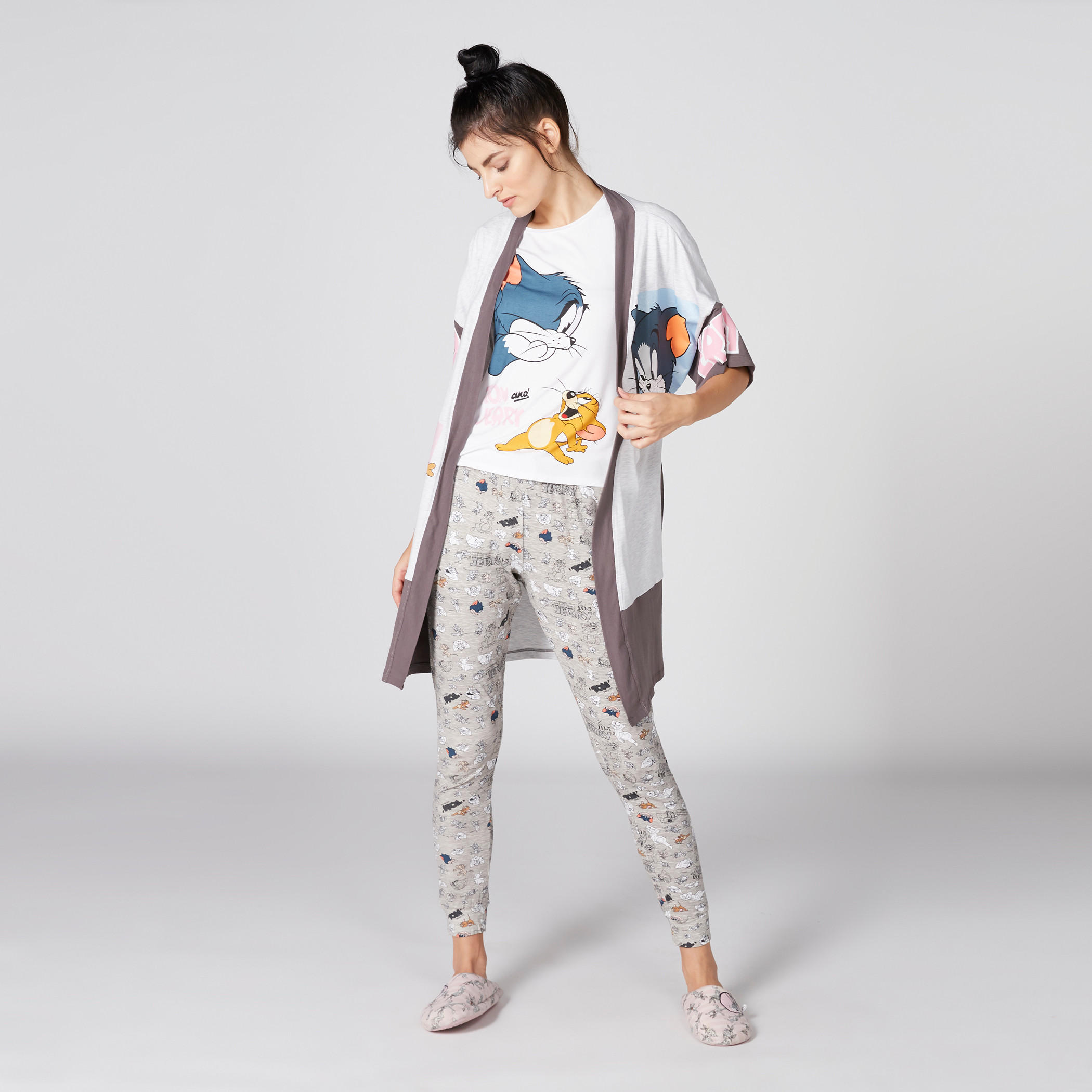طقم بنطال بيجاما وتيشيرت بطبعات توم أند جيري-women-clothing-nightwear-pyjamas-longsets-image-1