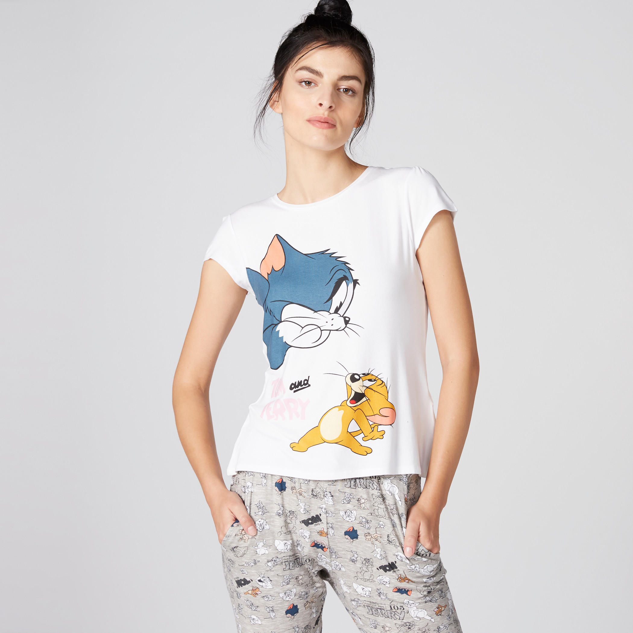 طقم بنطال بيجاما وتيشيرت بطبعات توم أند جيري-women-clothing-nightwear-pyjamas-longsets-image-3