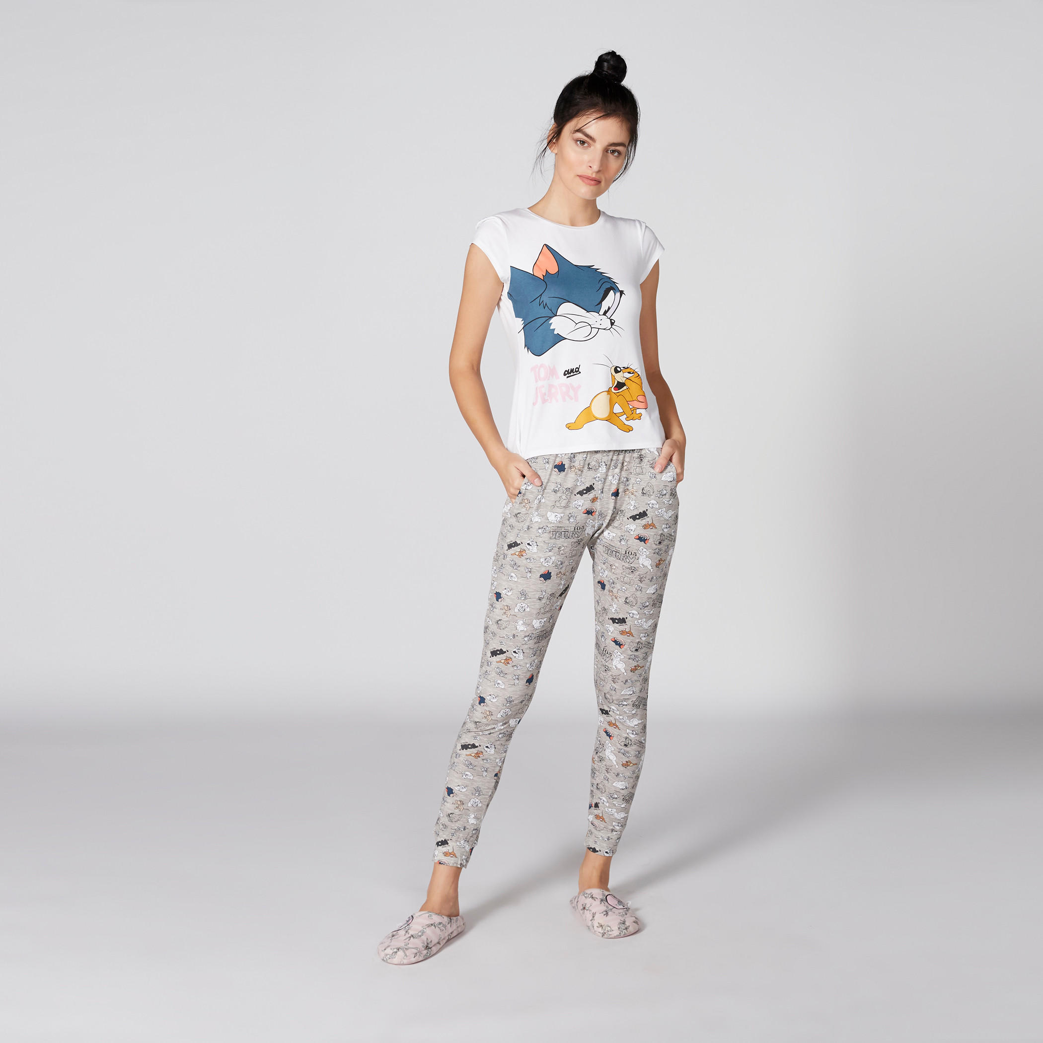 طقم بنطال بيجاما وتيشيرت بطبعات توم أند جيري-women-clothing-nightwear-pyjamas-longsets-image-4