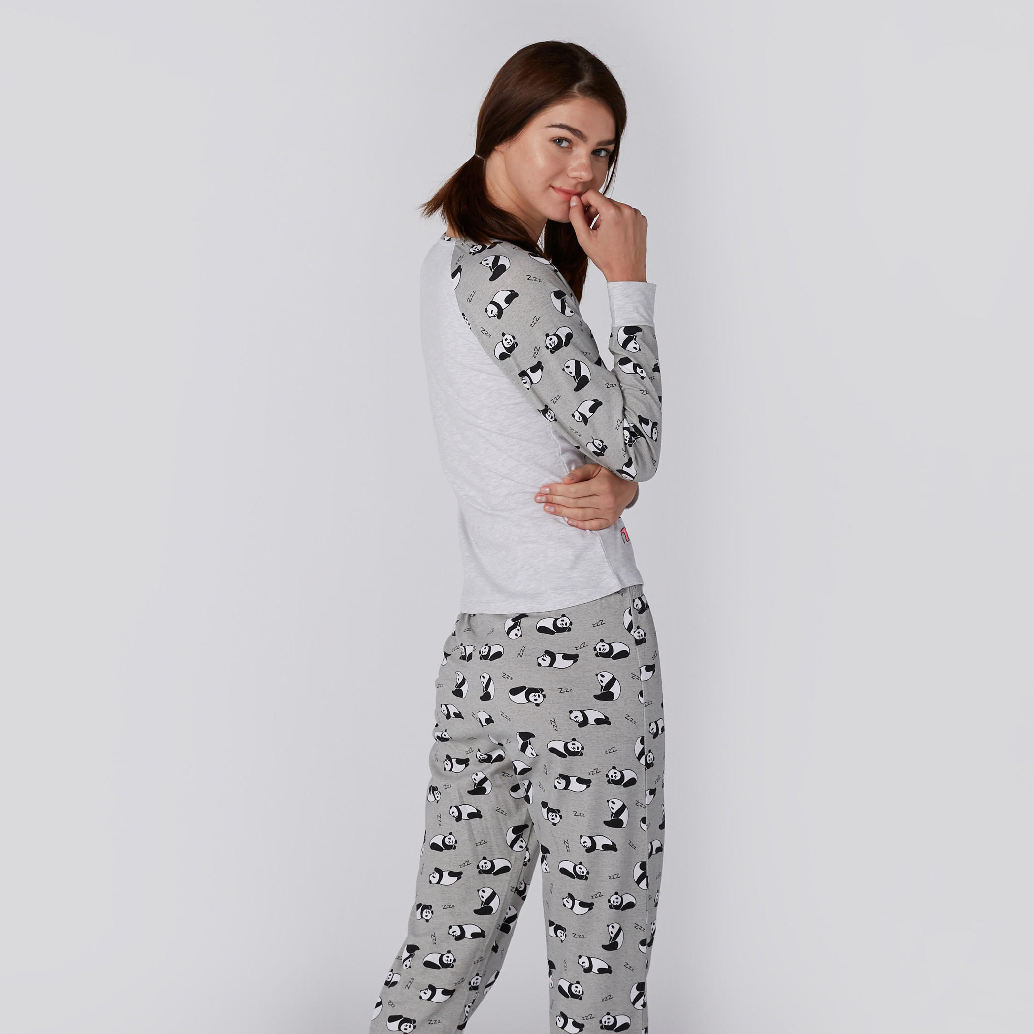 طقم بيجاما من بنطال وتيشيرت بطبعات-women-clothing-nightwear-pyjamas-longsets-image-1