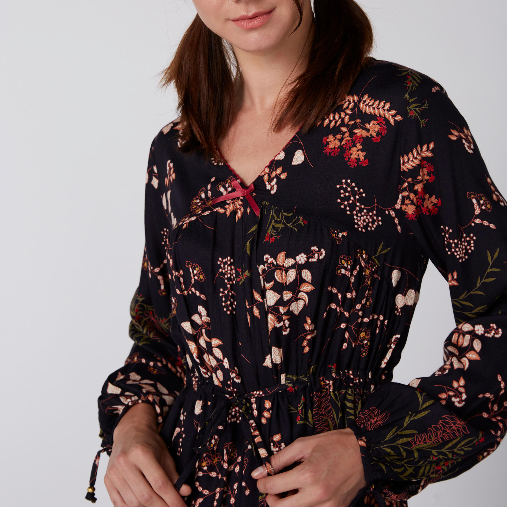 قميص نوم ميني بطبعات وياقة V وأكمام طويلة-women-clothing-nightwear-nighties-image-2