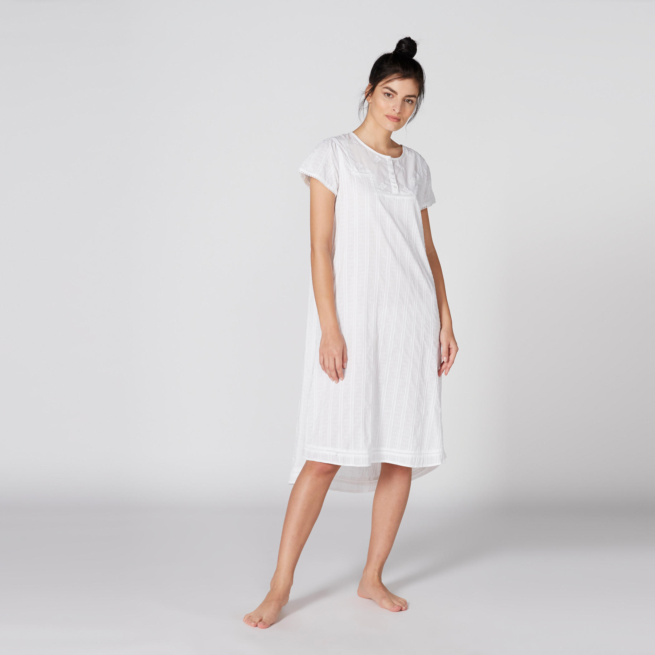 قميص نوم متوسط الطول بأكمام قصيرة وحوّاف غير مستوية-women-clothing-nightwear-nighties-image-3