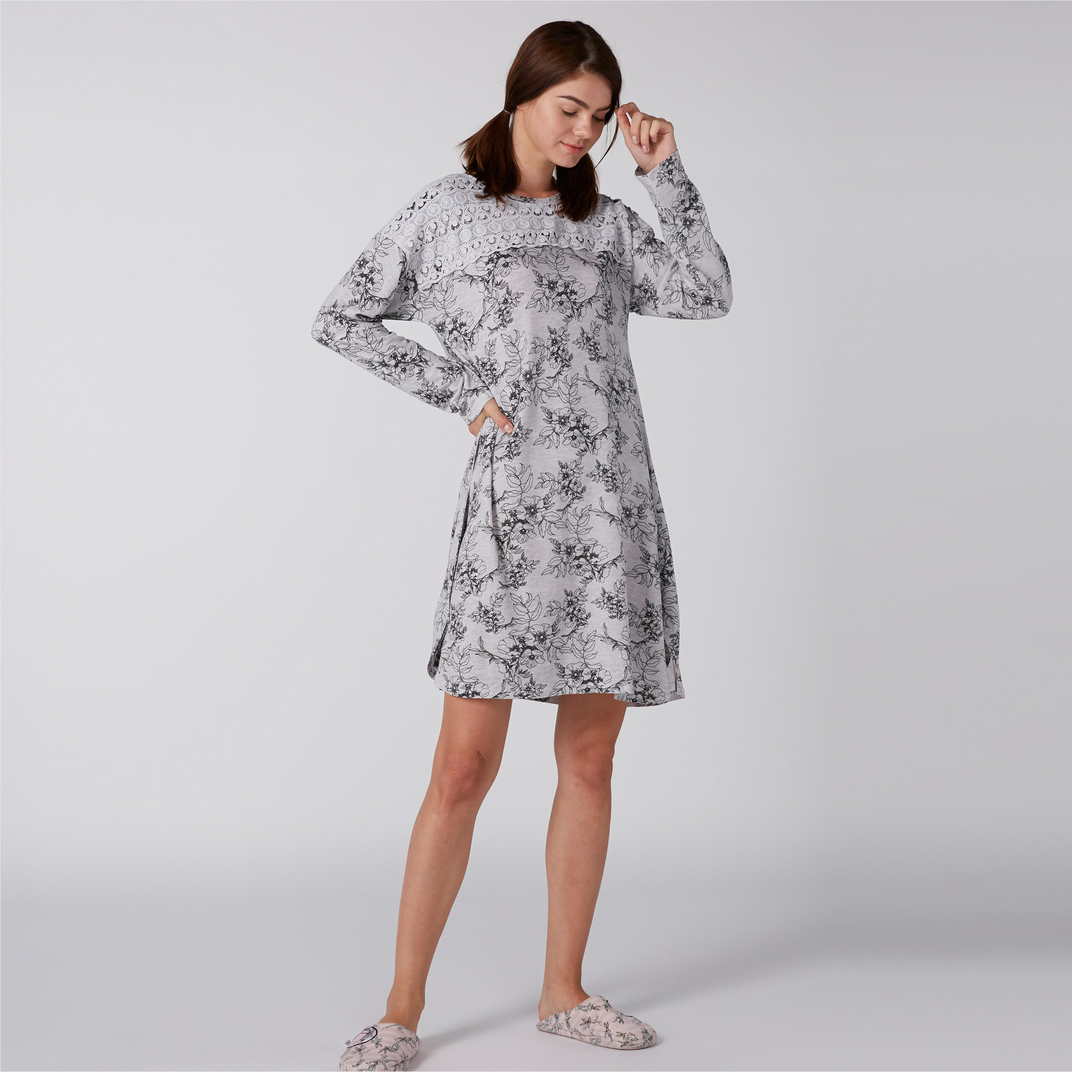 قميص نوم بطبعات زهرية وأكمام طويلة وتفاصيل دانتيل-women-clothing-nightwear-nighties-image-1