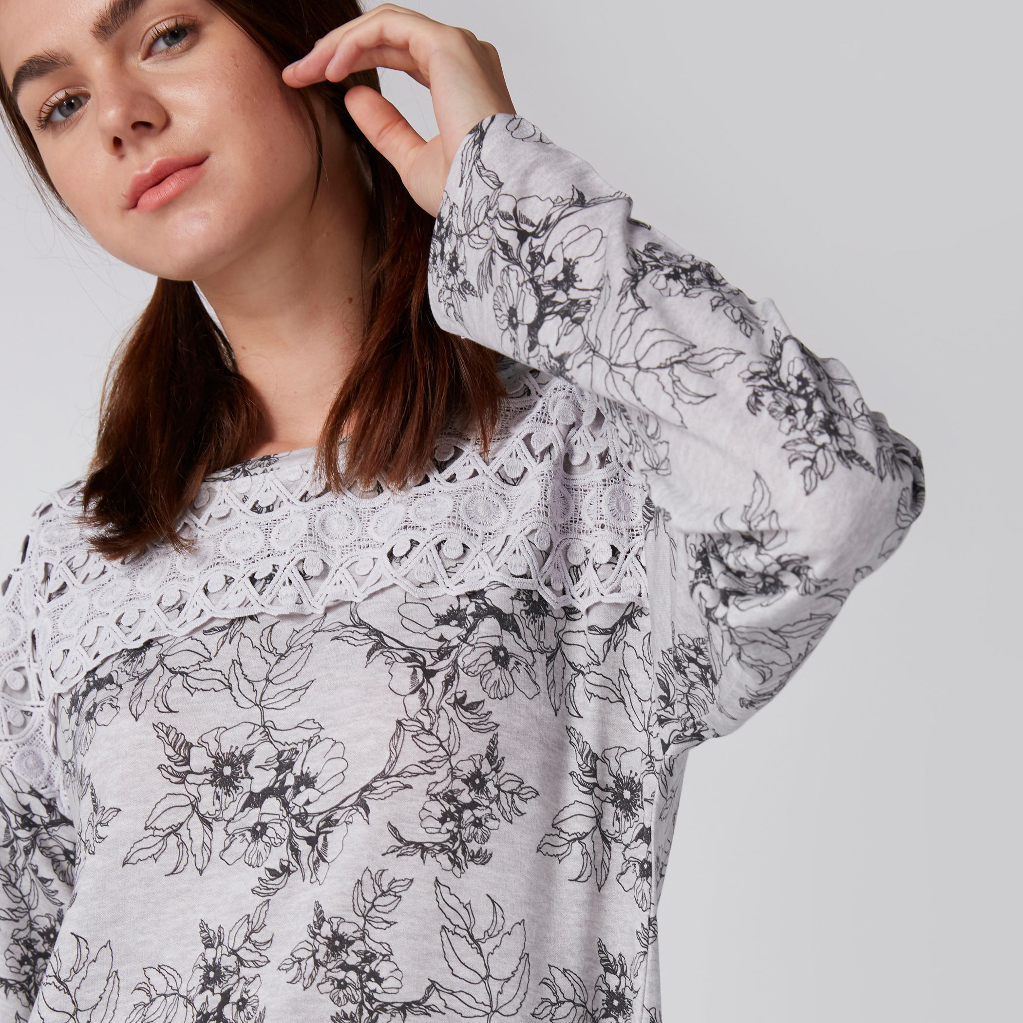 قميص نوم بطبعات زهرية وأكمام طويلة وتفاصيل دانتيل-women-clothing-nightwear-nighties-image-2