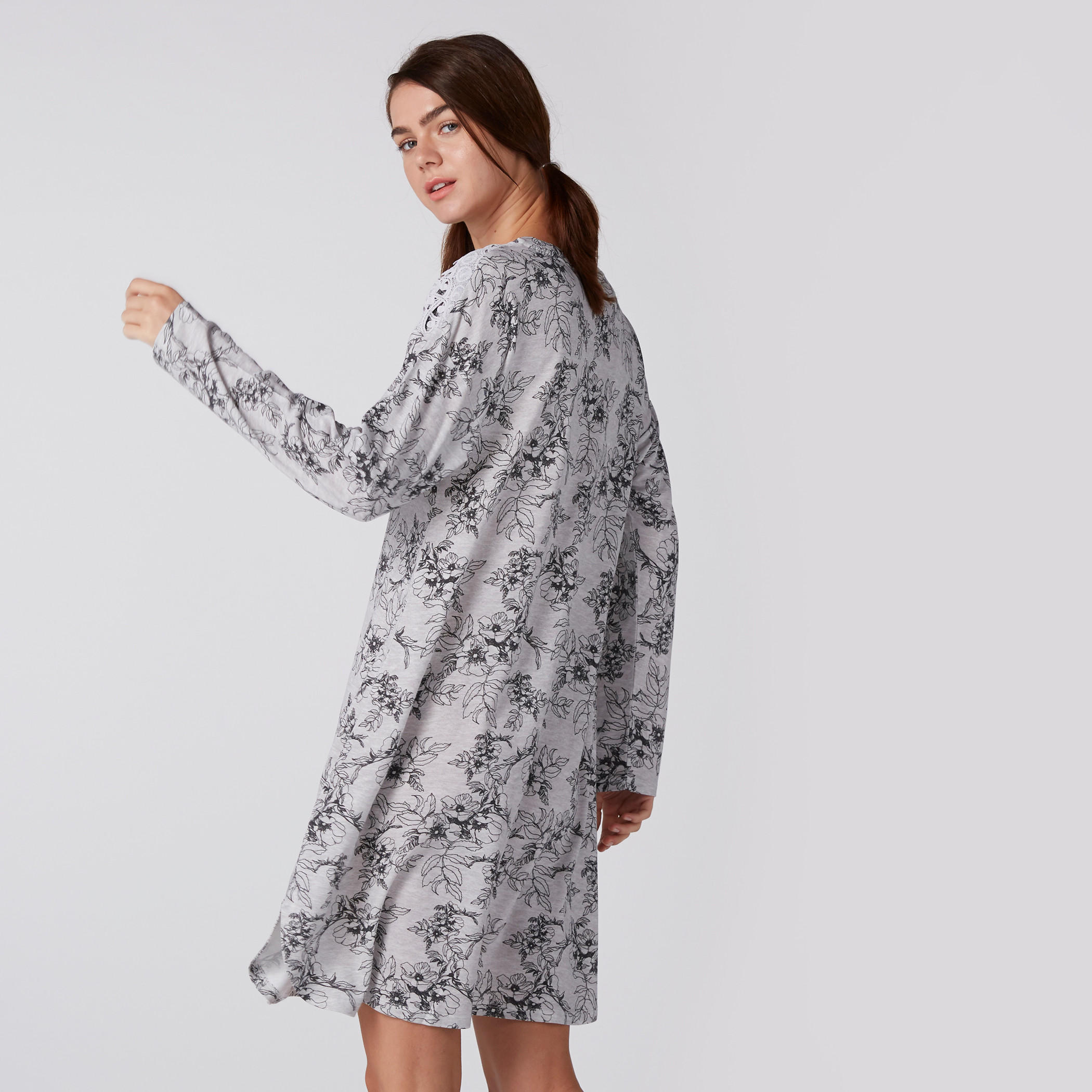 قميص نوم بطبعات زهرية وأكمام طويلة وتفاصيل دانتيل-women-clothing-nightwear-nighties-image-3
