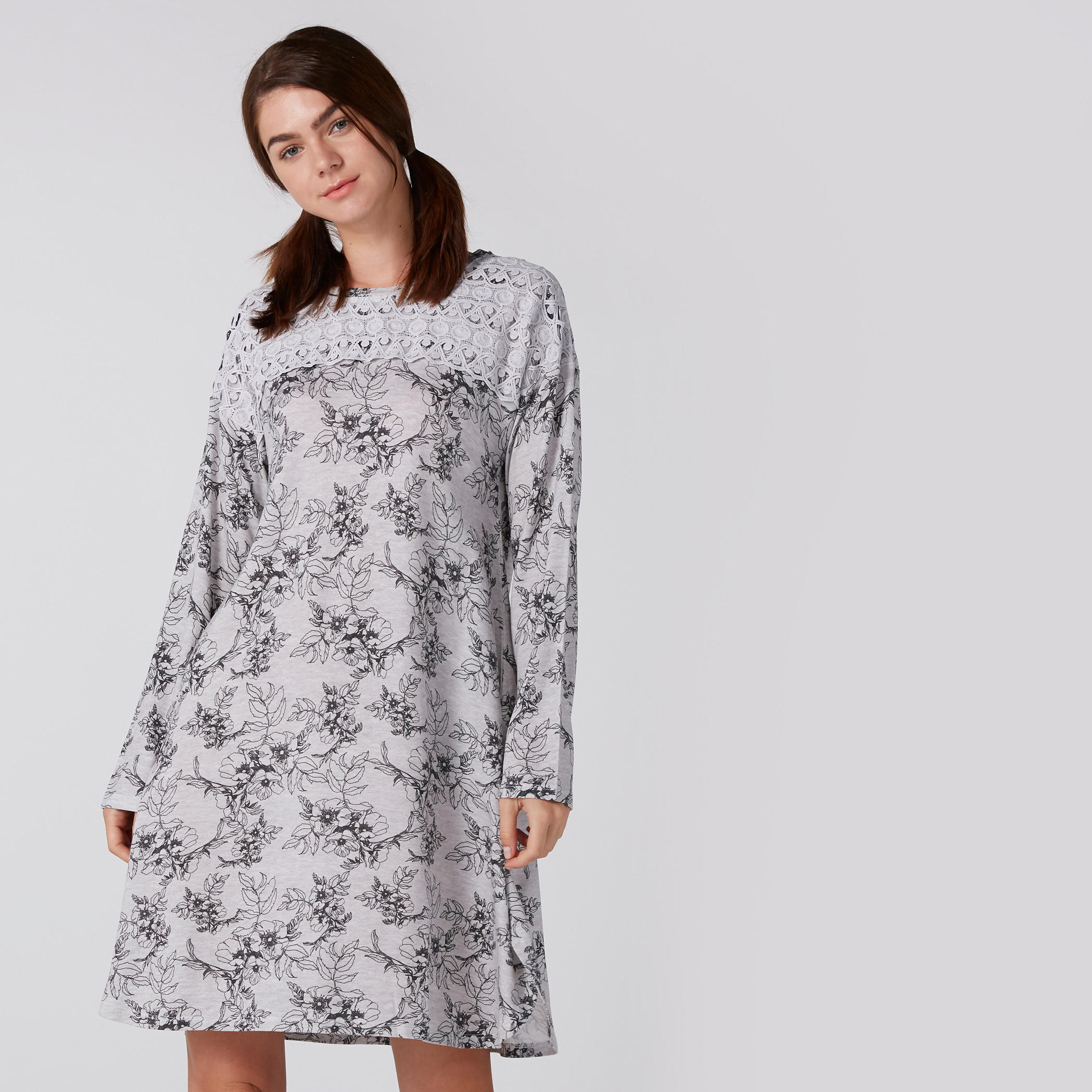 قميص نوم بطبعات زهرية وأكمام طويلة وتفاصيل دانتيل-women-clothing-nightwear-nighties-image-4