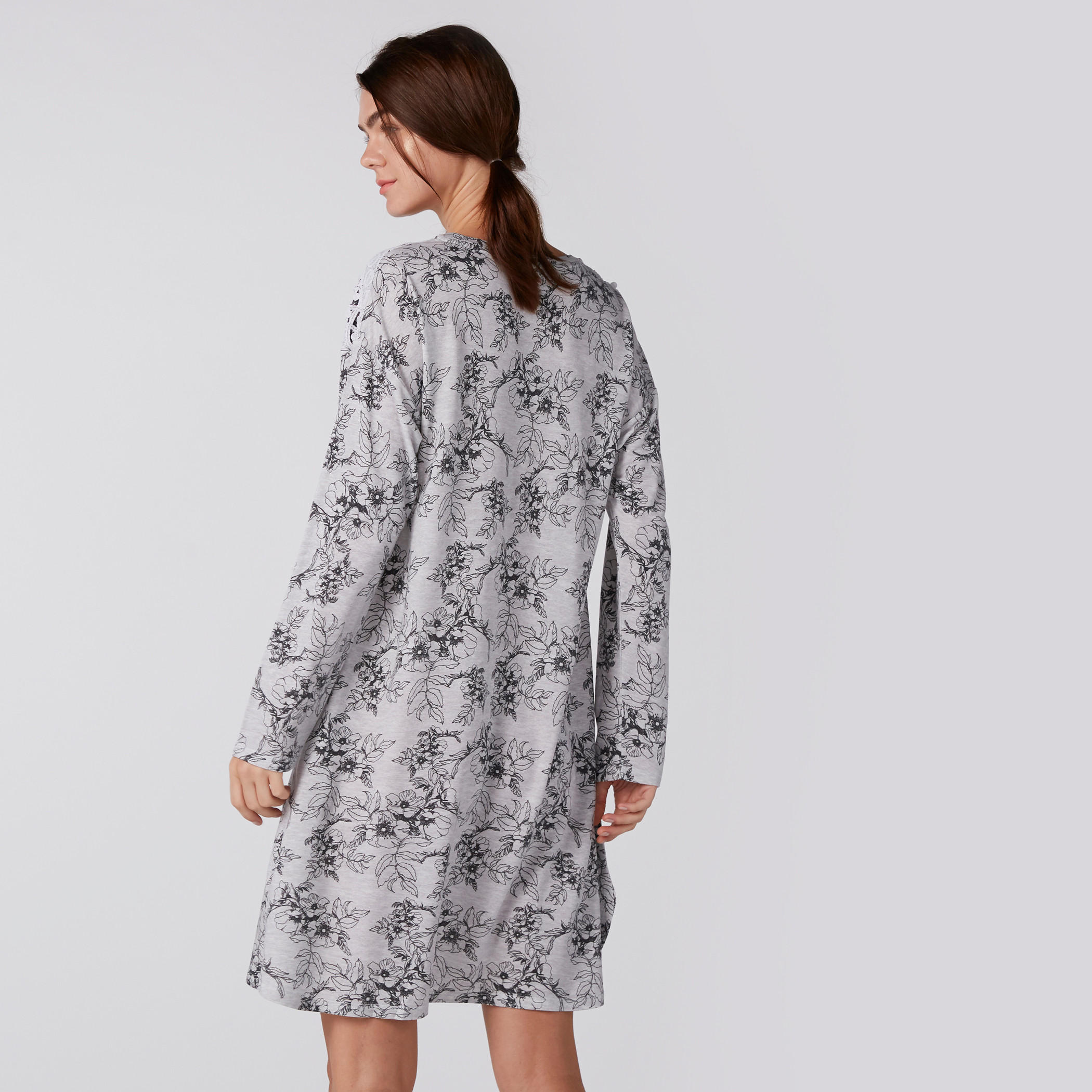 قميص نوم بطبعات زهرية وأكمام طويلة وتفاصيل دانتيل-women-clothing-nightwear-nighties-image-5