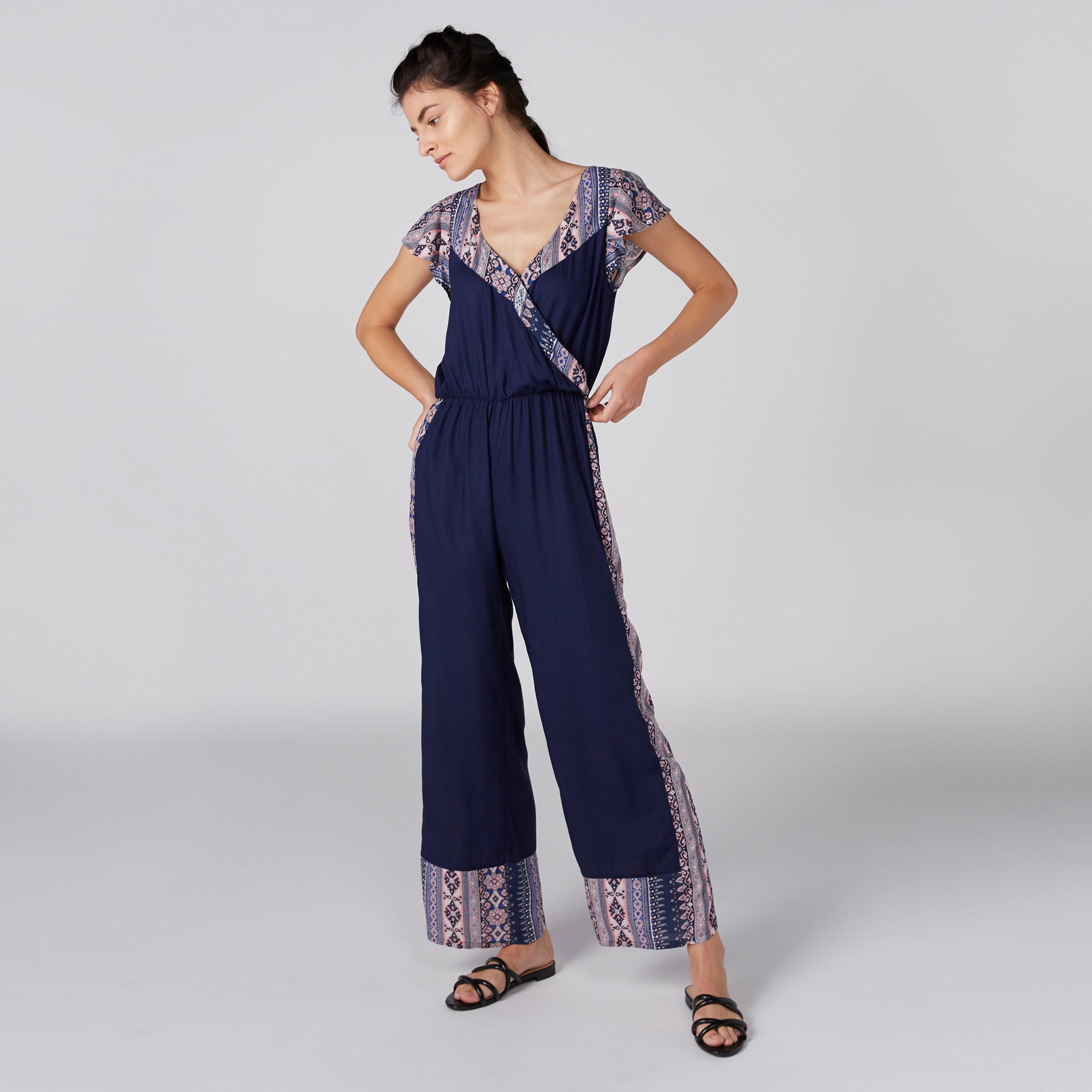 أفرول بياقة V وأكمام واسعة وطبعات-women-clothing-nightwear-nighties-image-1