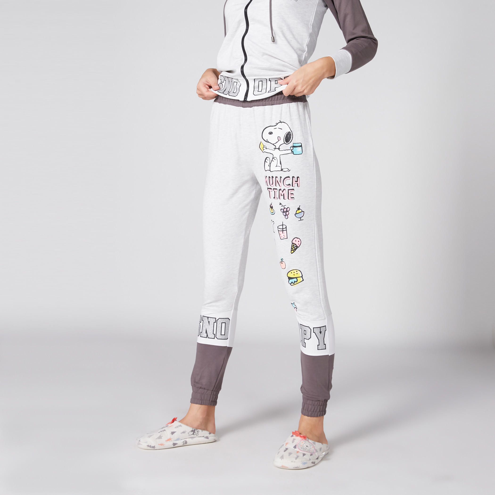 بنطال رياضي بخصر مطّاطي وطبعات سنوبي-women-clothing-nightwear-pyjamas-bottoms-image-1