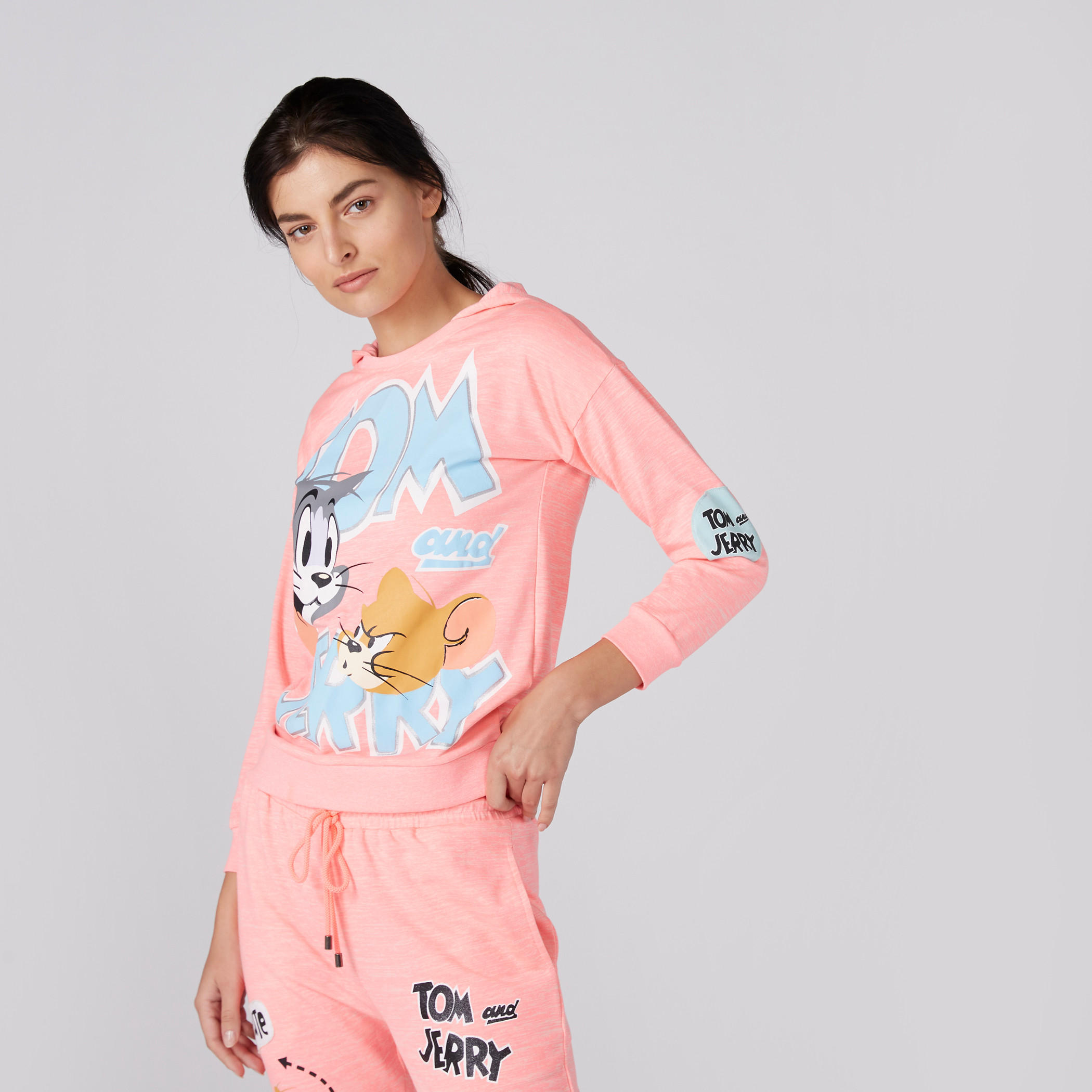 سويت شيرت بأكمام طويلة وقبعة وطبعات توم أند جيري-women-clothing-nightwear-pyjamas-tops-image-1