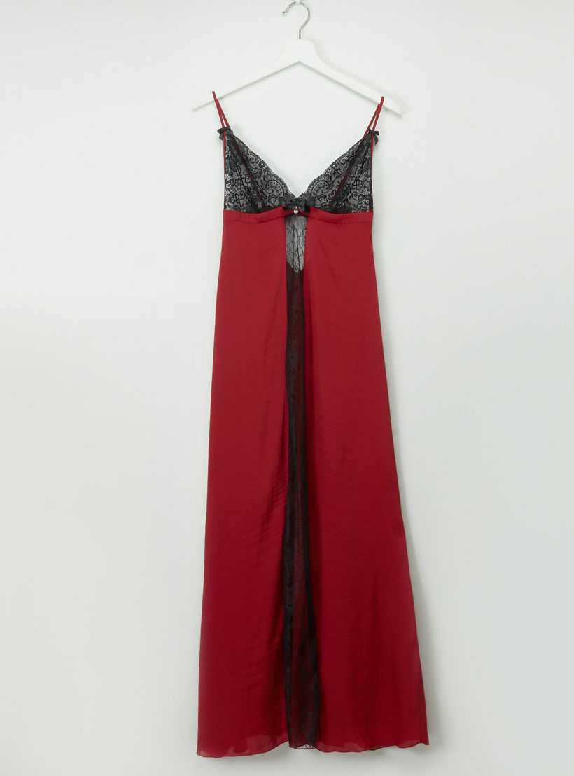 قميص نوم طويل بحمّالات رفيعة وتفاصيل دانتيل-women-clothing-nightwear-nighties-image-1