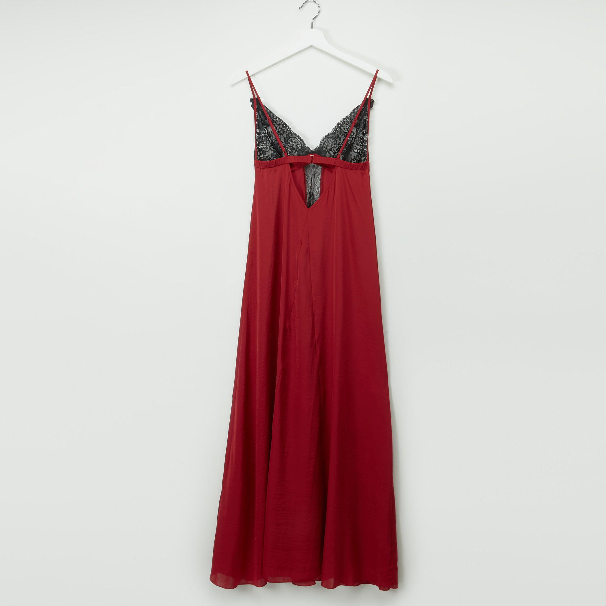 قميص نوم طويل بحمّالات رفيعة وتفاصيل دانتيل-women-clothing-nightwear-nighties-image-2