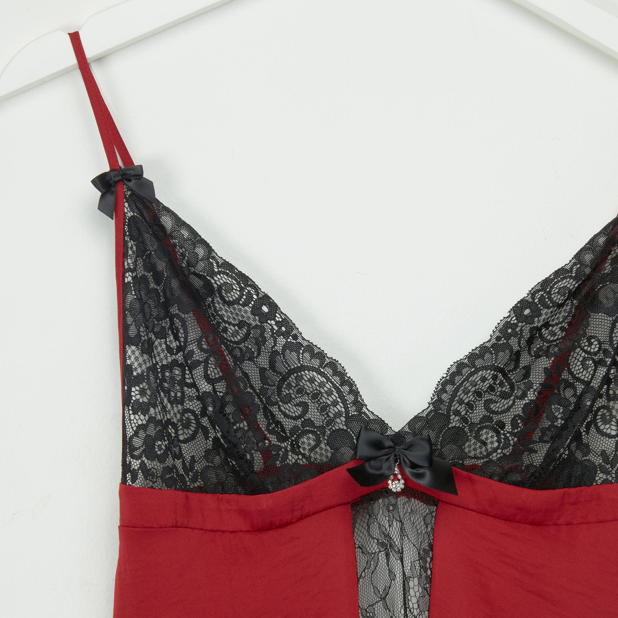قميص نوم طويل بحمّالات رفيعة وتفاصيل دانتيل-women-clothing-nightwear-nighties-image-3
