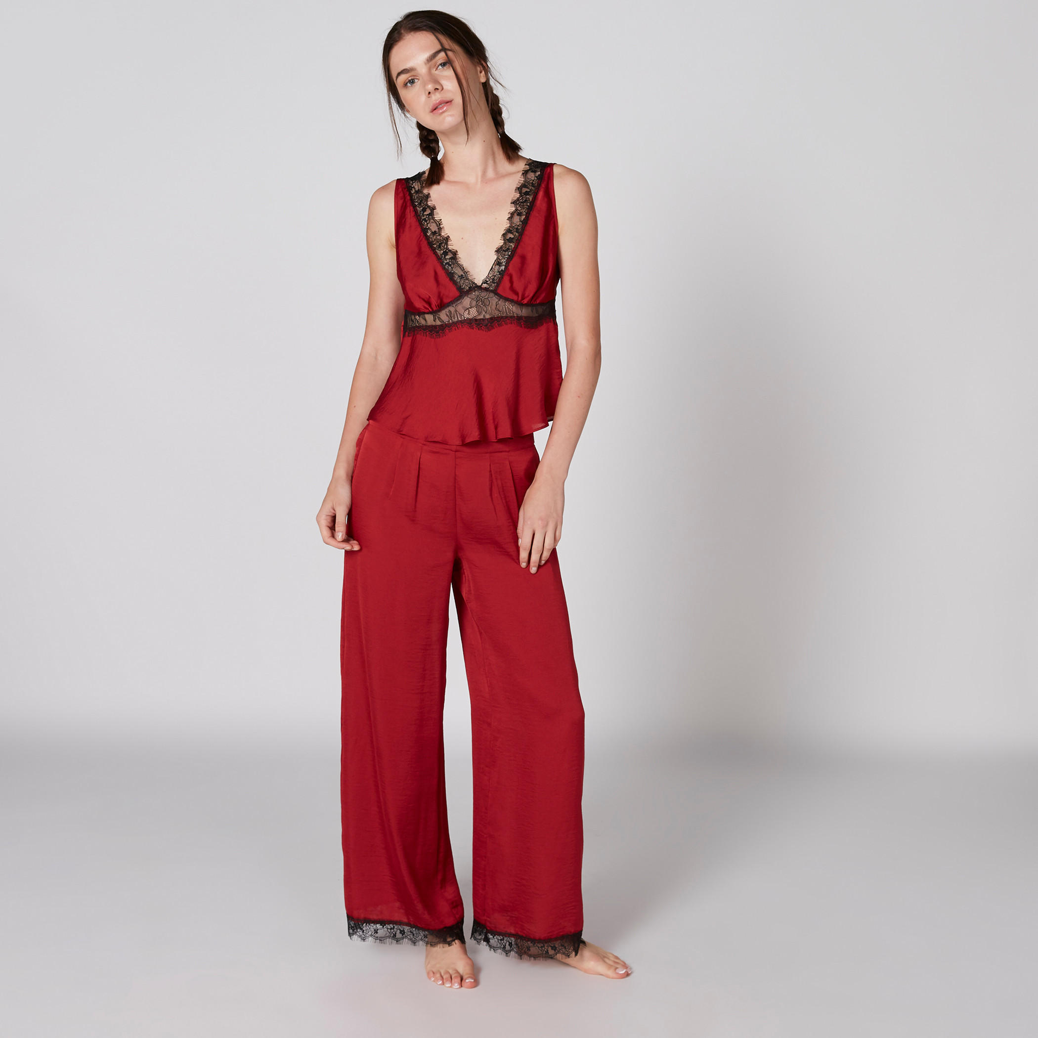 طقم بنطال بيجاما وبلوزة دون أكمام بياقة V وتفاصيل دانتيل-women-clothing-nightwear-pyjamas-longsets-image-1