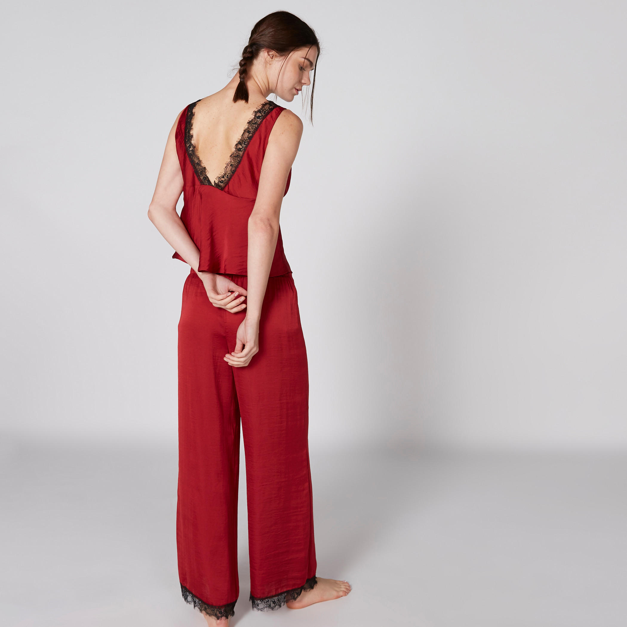 طقم بنطال بيجاما وبلوزة دون أكمام بياقة V وتفاصيل دانتيل-women-clothing-nightwear-pyjamas-longsets-image-2