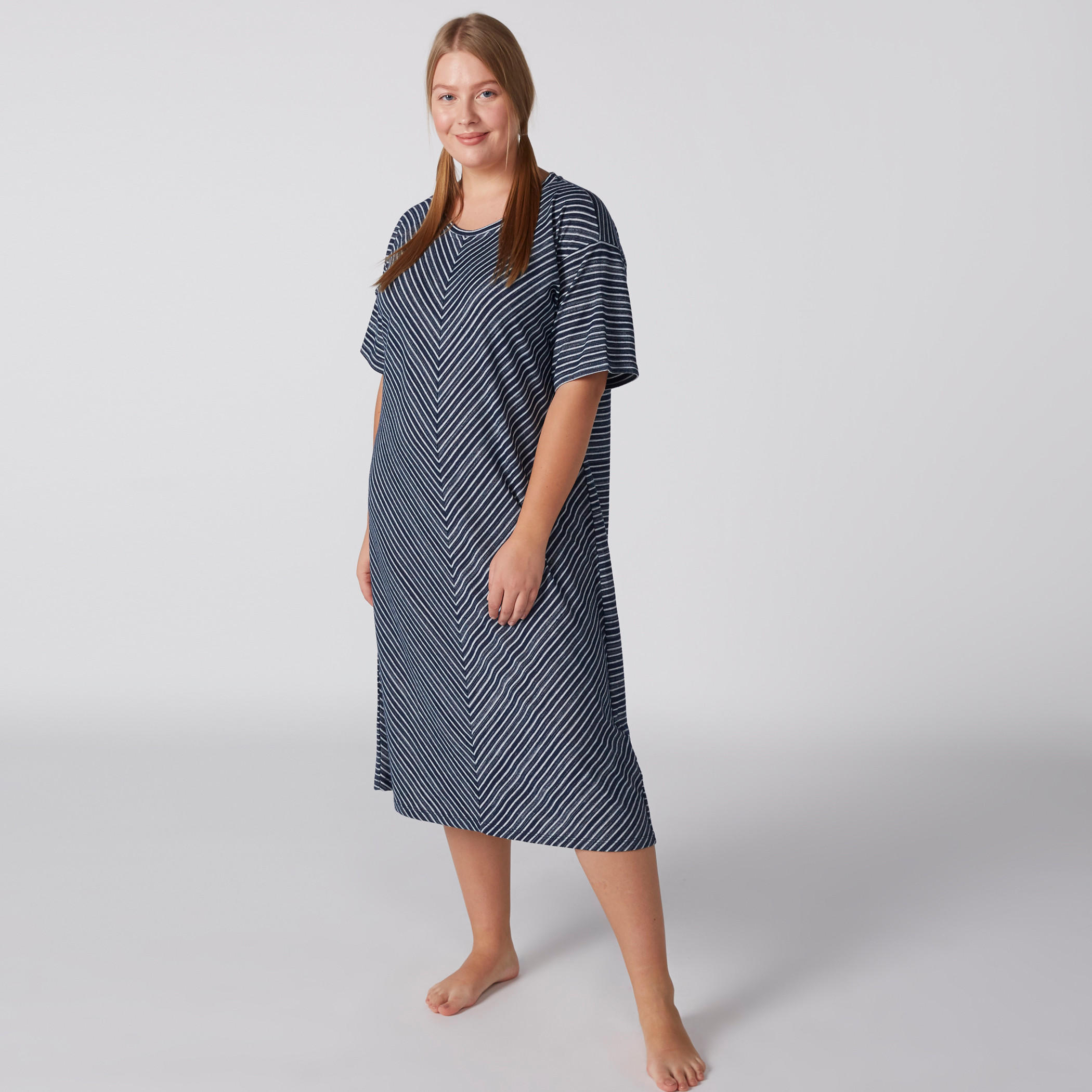 قميص نوم مقلّم بأكمام قصيرة وياقة مستديرة-women-clothing-nightwear-nighties-image-1