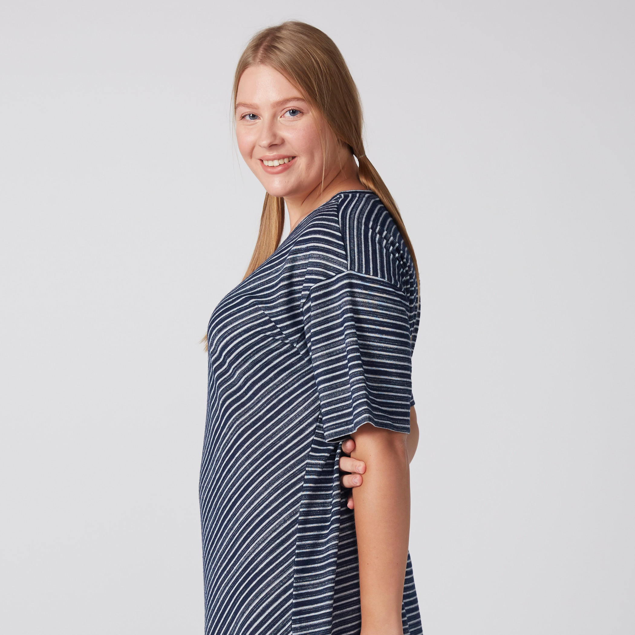 قميص نوم مقلّم بأكمام قصيرة وياقة مستديرة-women-clothing-nightwear-nighties-image-2