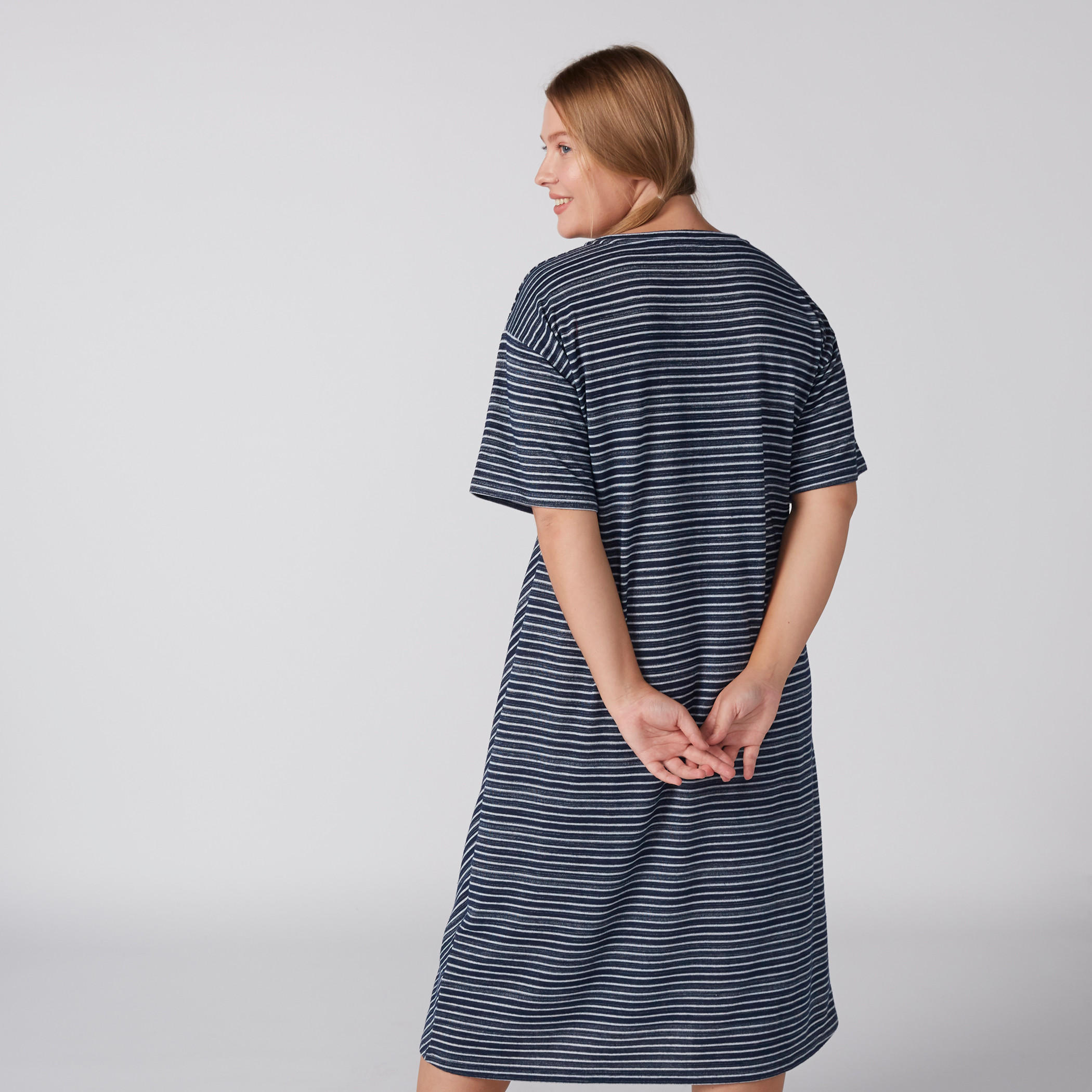 قميص نوم مقلّم بأكمام قصيرة وياقة مستديرة-women-clothing-nightwear-nighties-image-3
