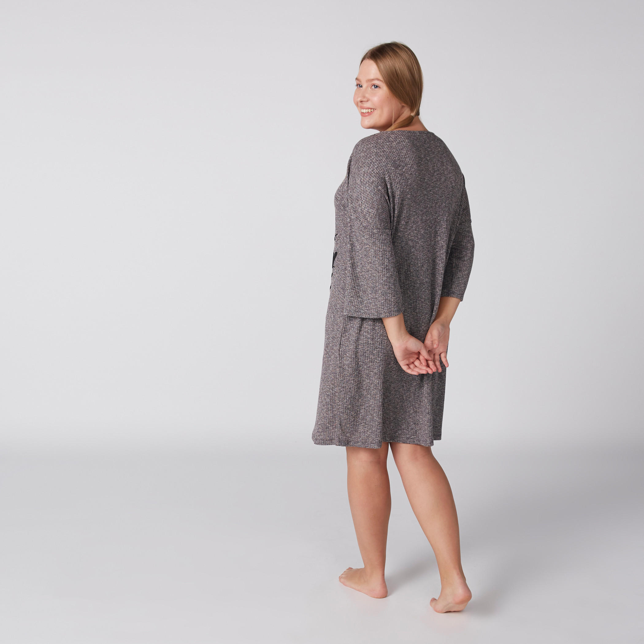 قميص نوم بنقوش وياقة مستديرة وأكمام طويلة-women-clothing-nightwear-nighties-image-3