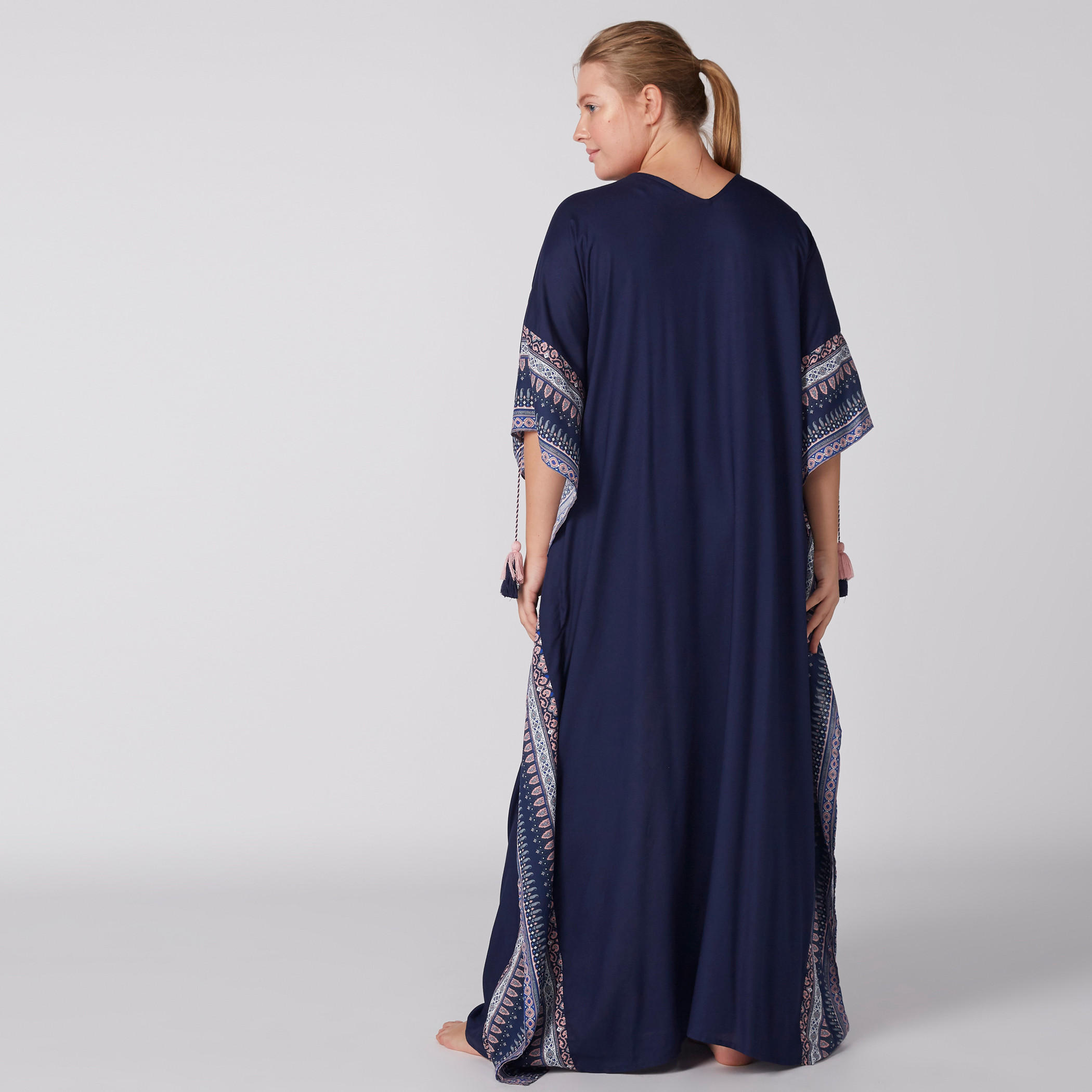 قميص نوم طويل بطبعات وشرّابات-women-clothing-nightwear-nighties-image-3