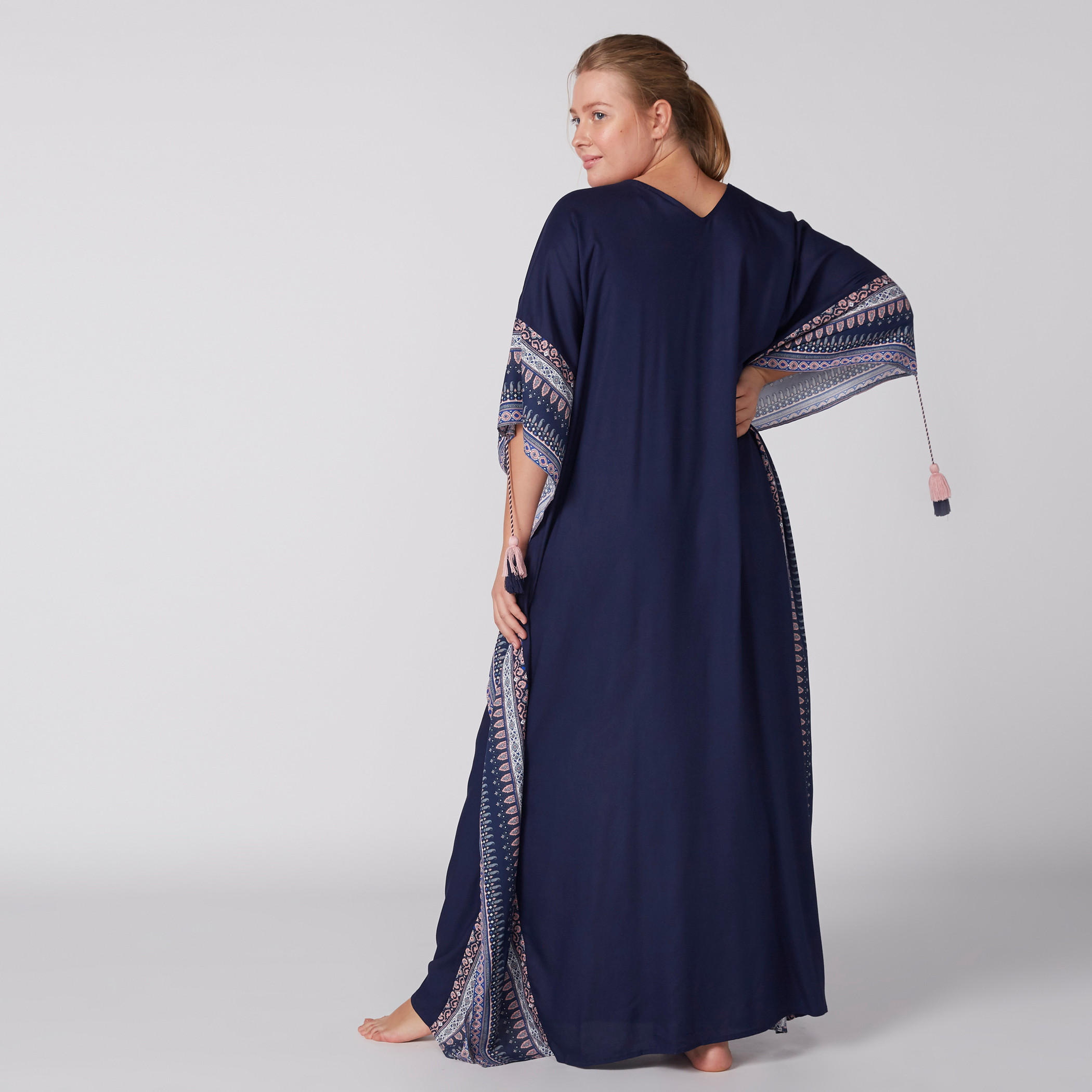 قميص نوم طويل بطبعات وشرّابات-women-clothing-nightwear-nighties-image-4
