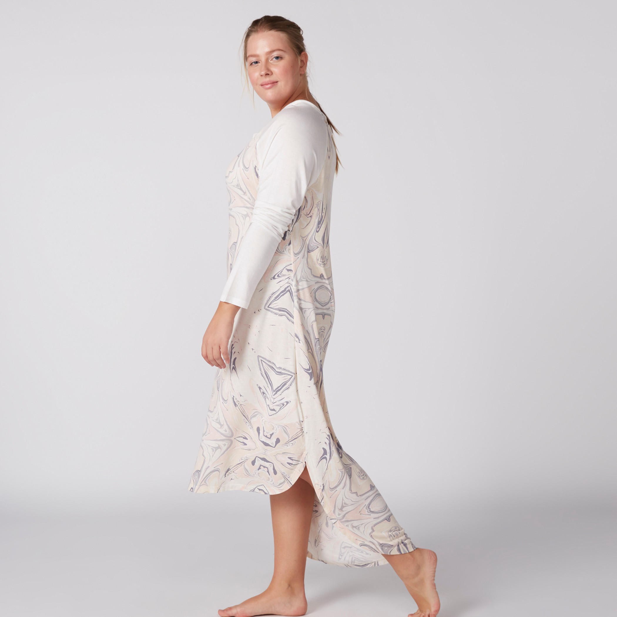 قميص نوم بطبعات وأكمام طويلة وحواف غير مستوية-women-clothing-nightwear-nighties-image-2