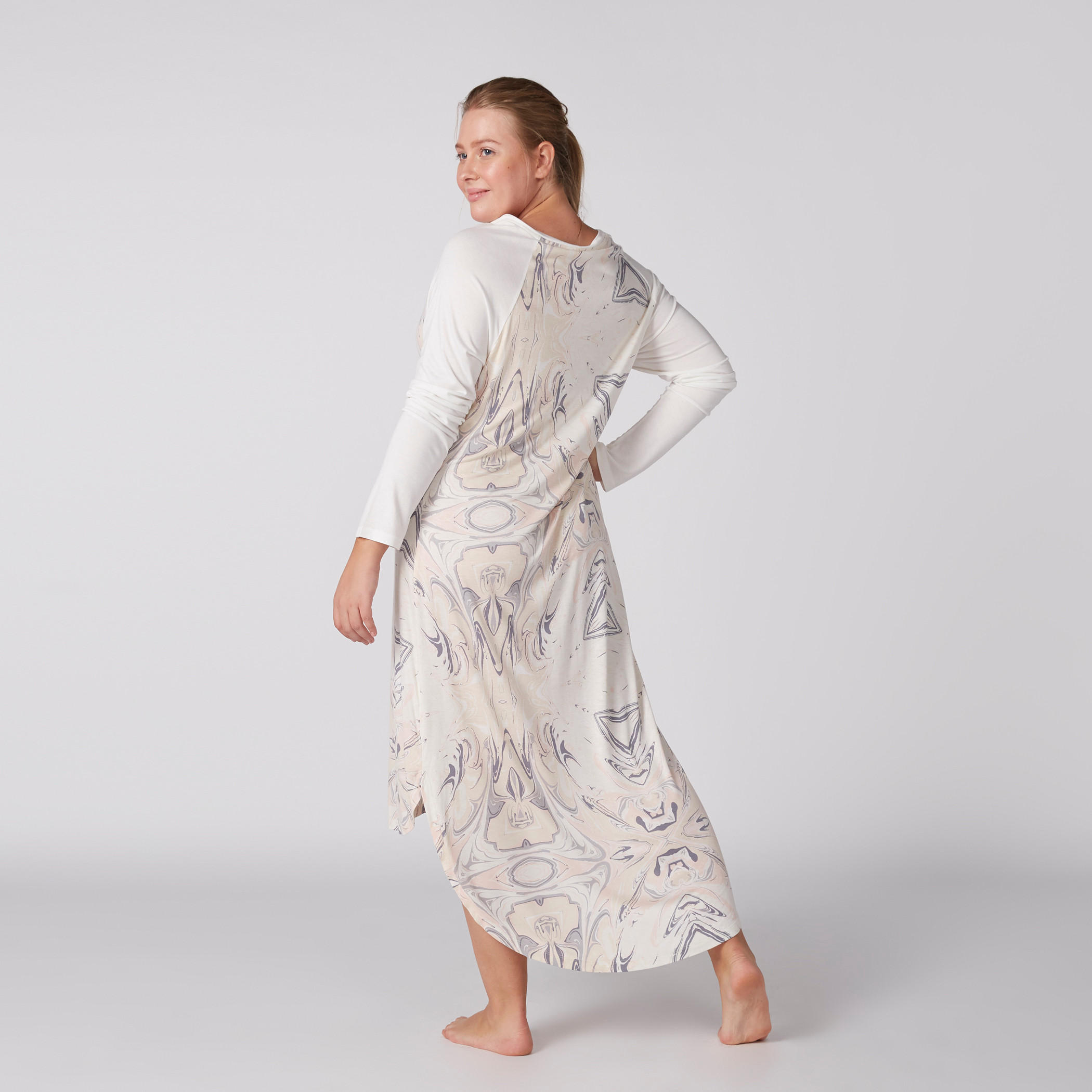 قميص نوم بطبعات وأكمام طويلة وحواف غير مستوية-women-clothing-nightwear-nighties-image-3