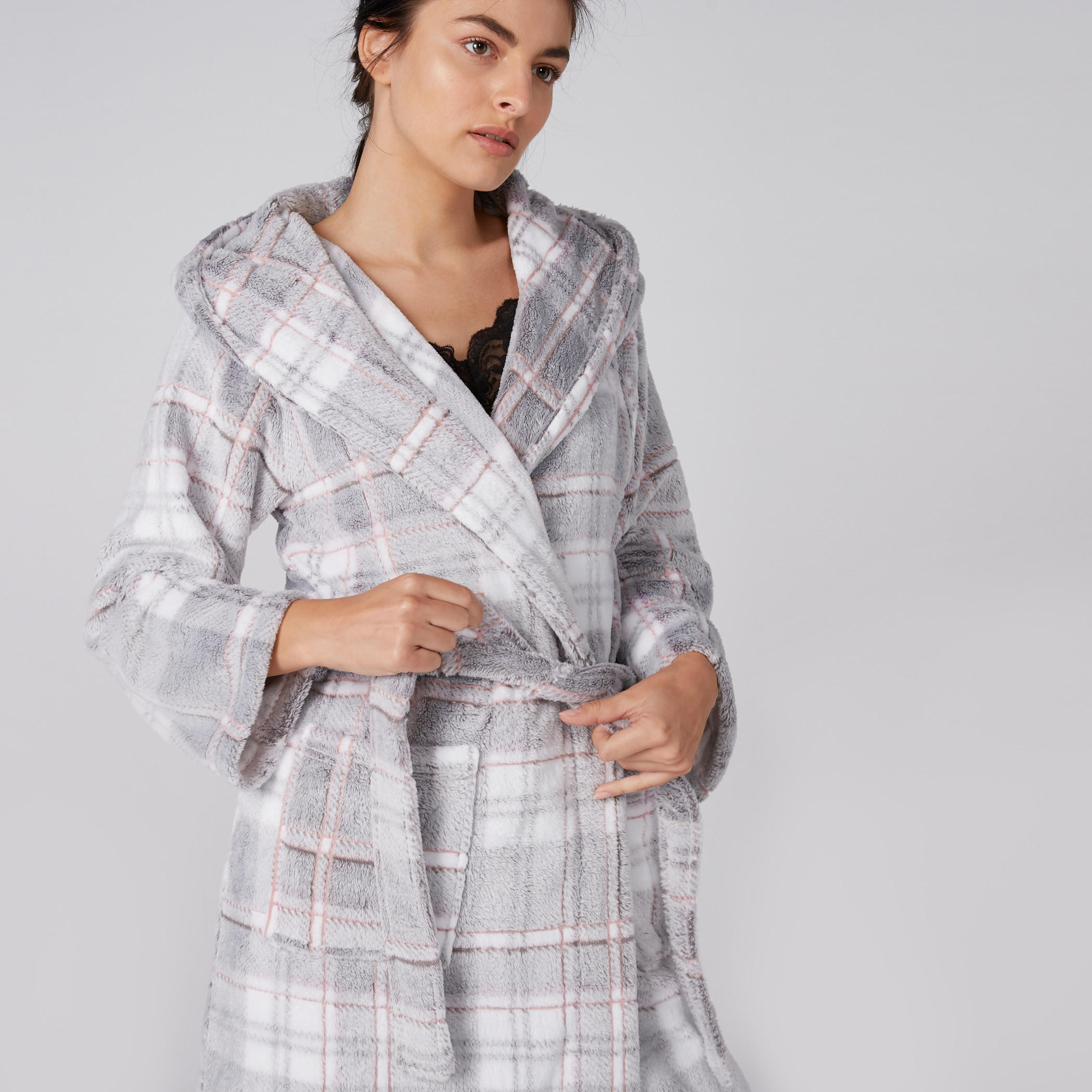 روب حمّام كاروهات بأكمام طويلة وقبّعة-women-clothing-nightwear-robes-image-4