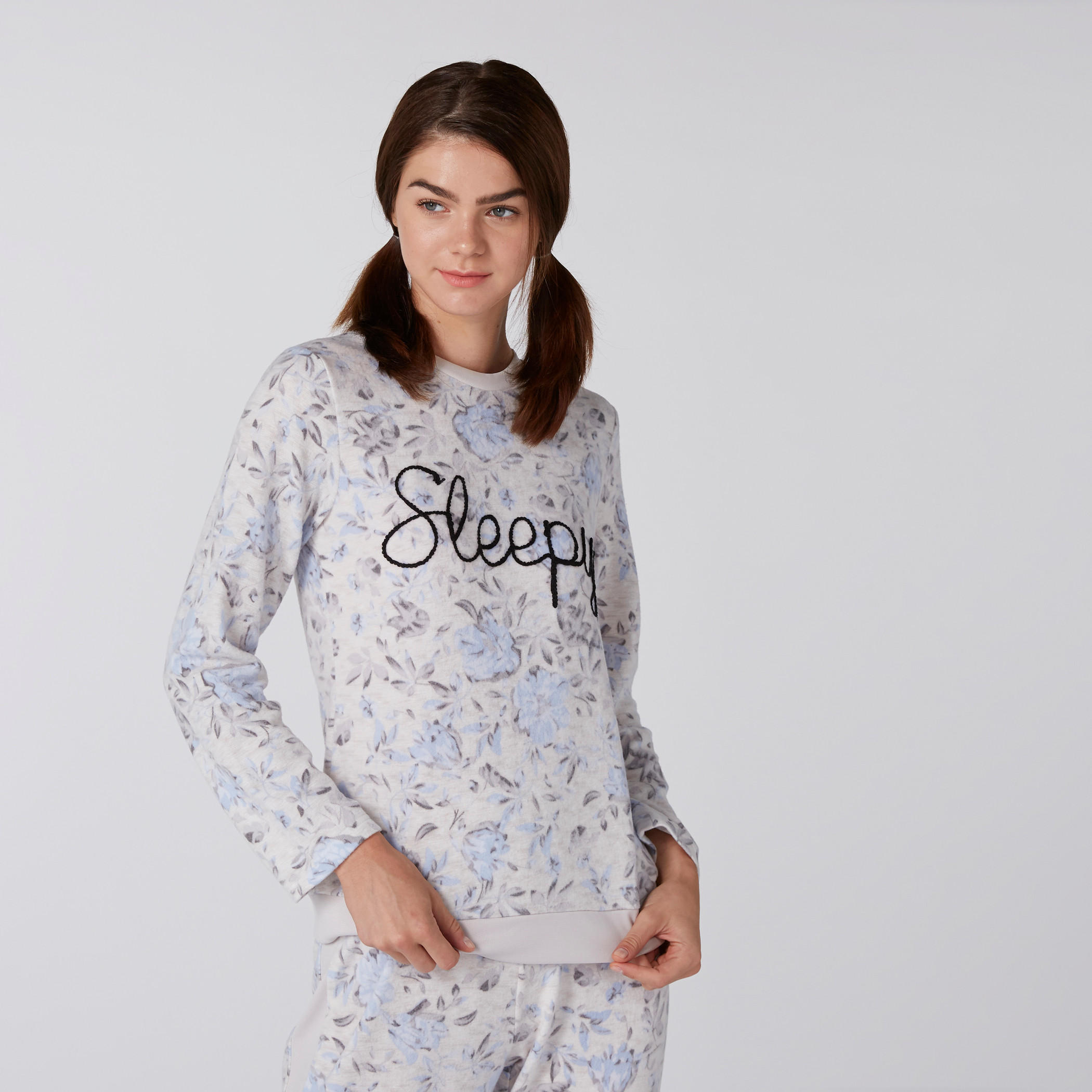 تيشيرت بطبعات زهرية مع بنطال رياضي-women-clothing-nightwear-pyjamas-longsets-image-2