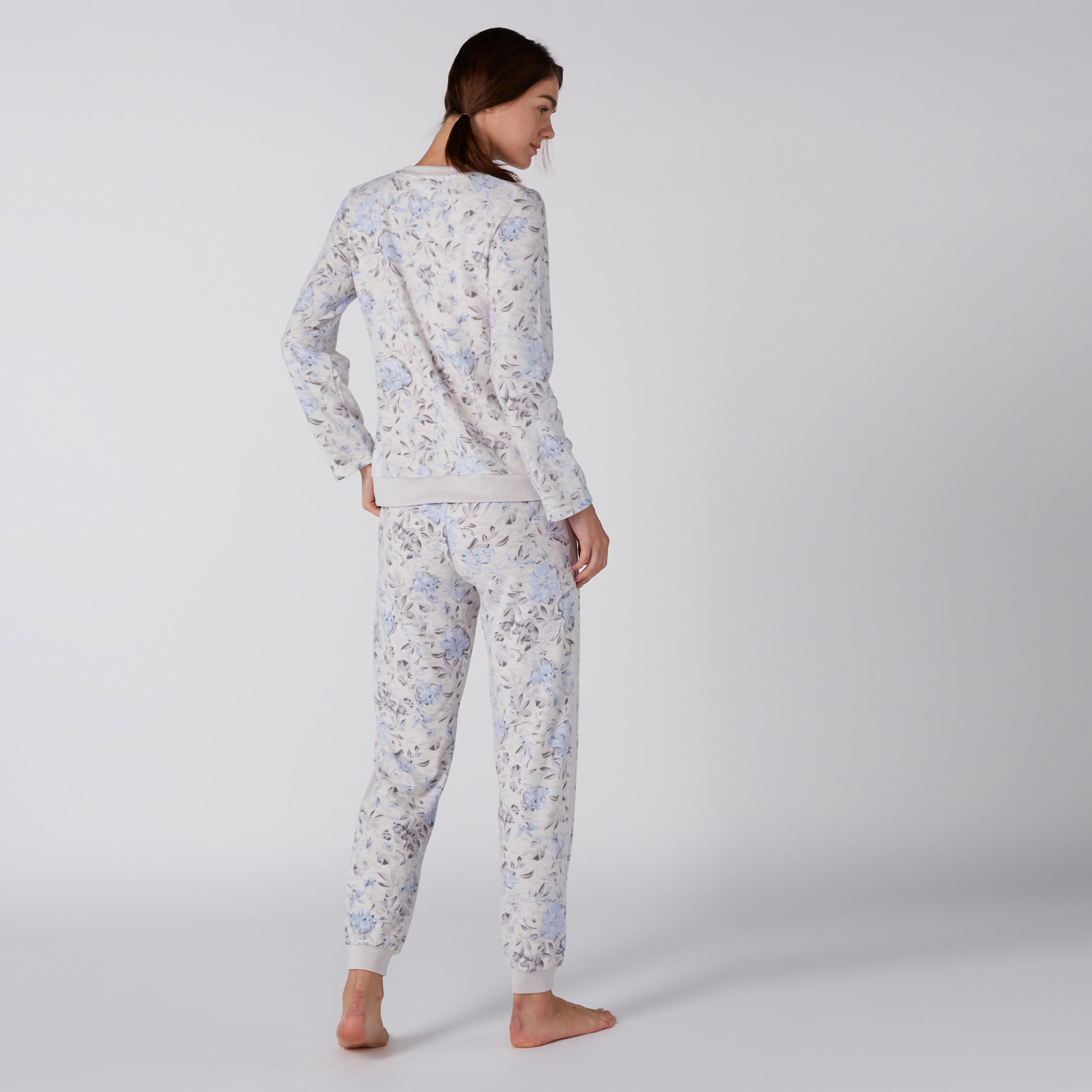 تيشيرت بطبعات زهرية مع بنطال رياضي-women-clothing-nightwear-pyjamas-longsets-image-3