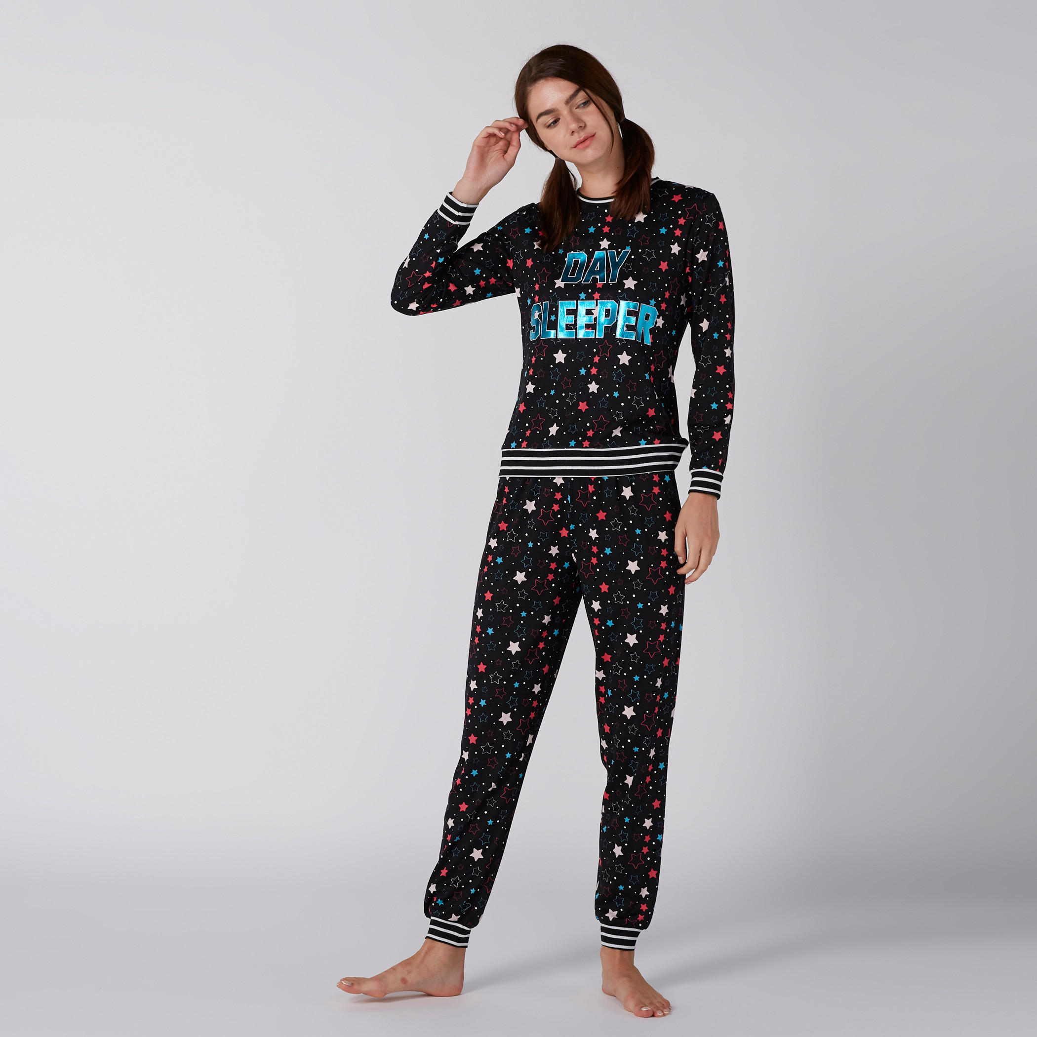طقم بيجاما من بنطال وتيشيرت بنقش مطبوع-women-clothing-nightwear-pyjamas-longsets-image-3