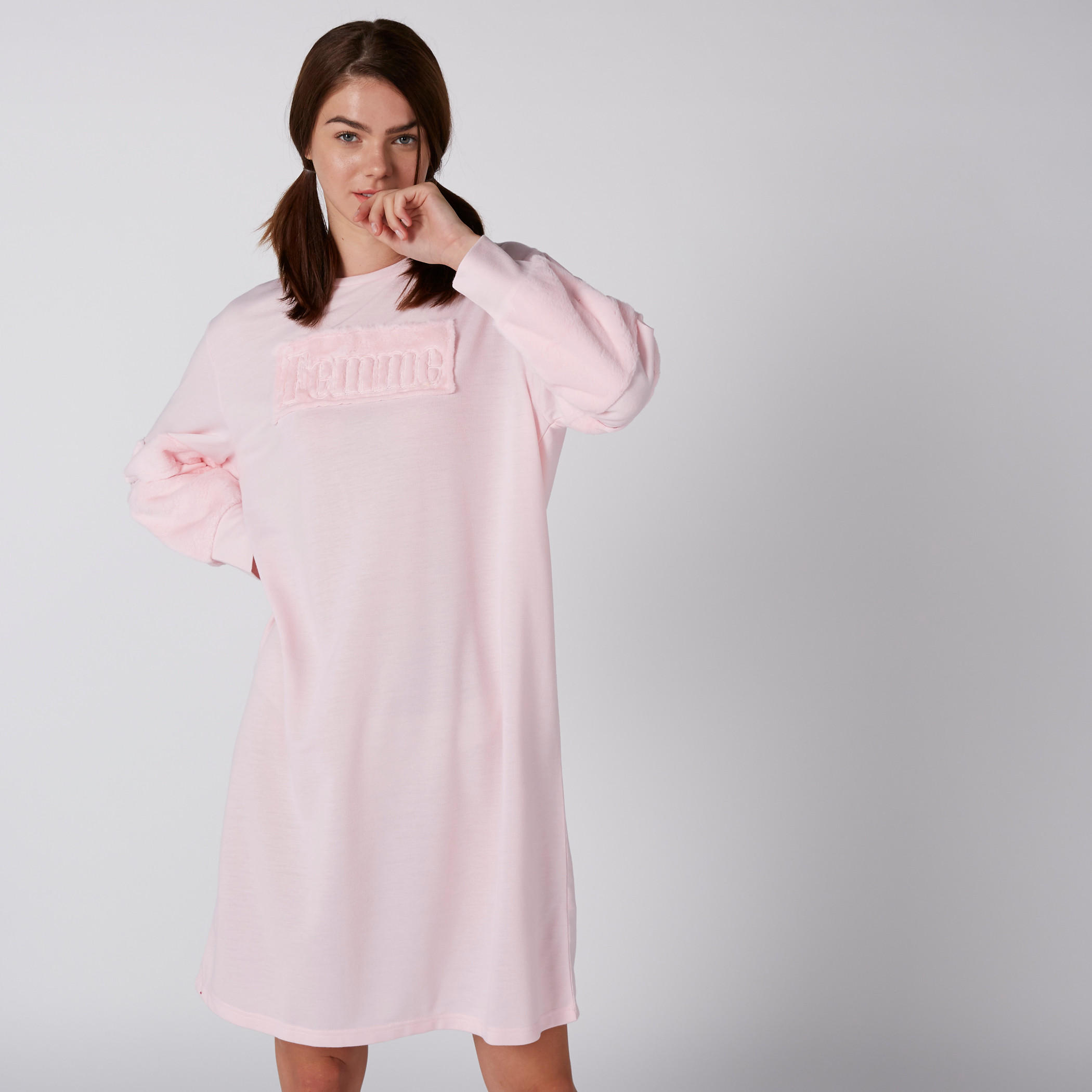 قميص نوم بياقة مستديرة وأكمام طويلة وتفاصيل قطيفة-women-clothing-nightwear-nighties-image-1