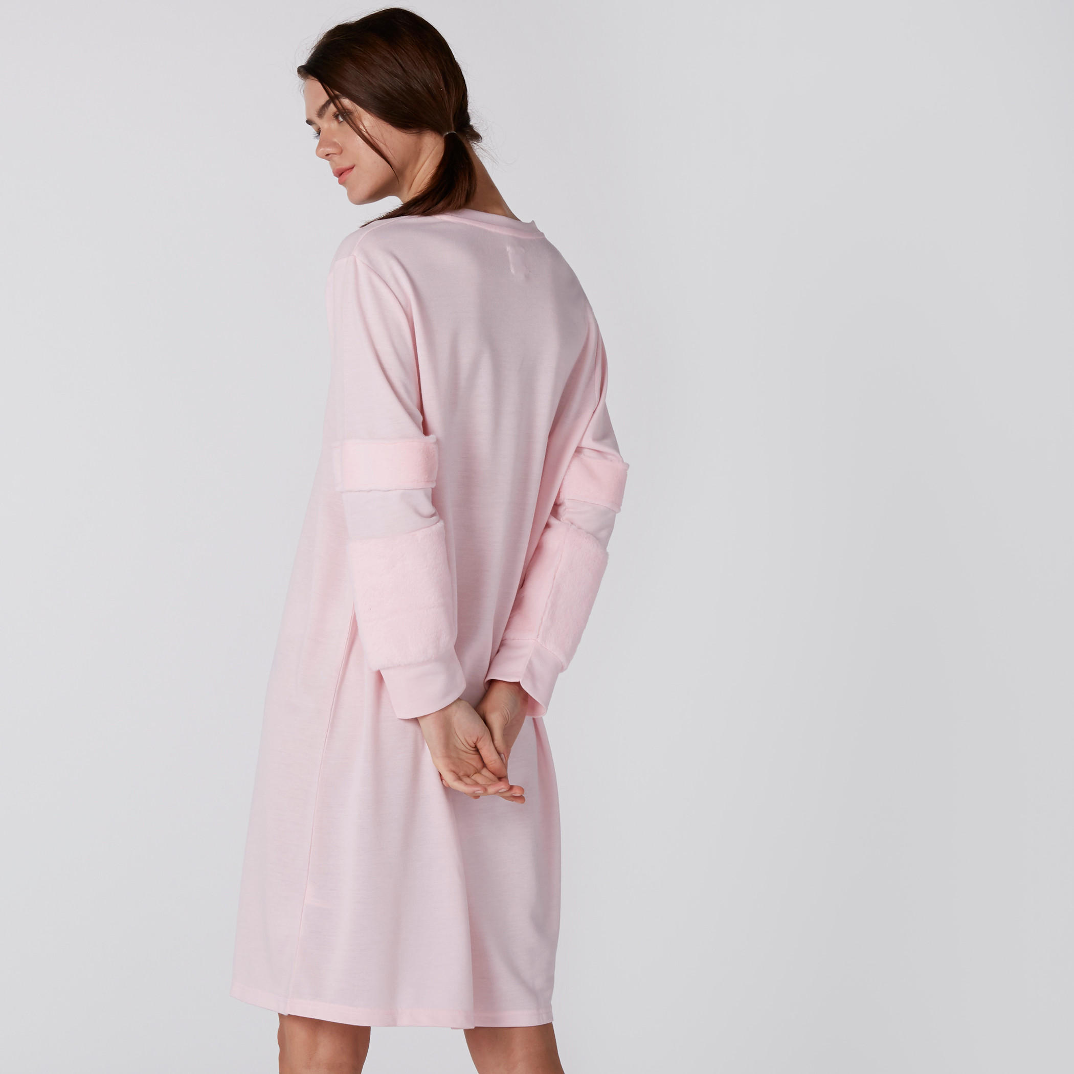 قميص نوم بياقة مستديرة وأكمام طويلة وتفاصيل قطيفة-women-clothing-nightwear-nighties-image-2