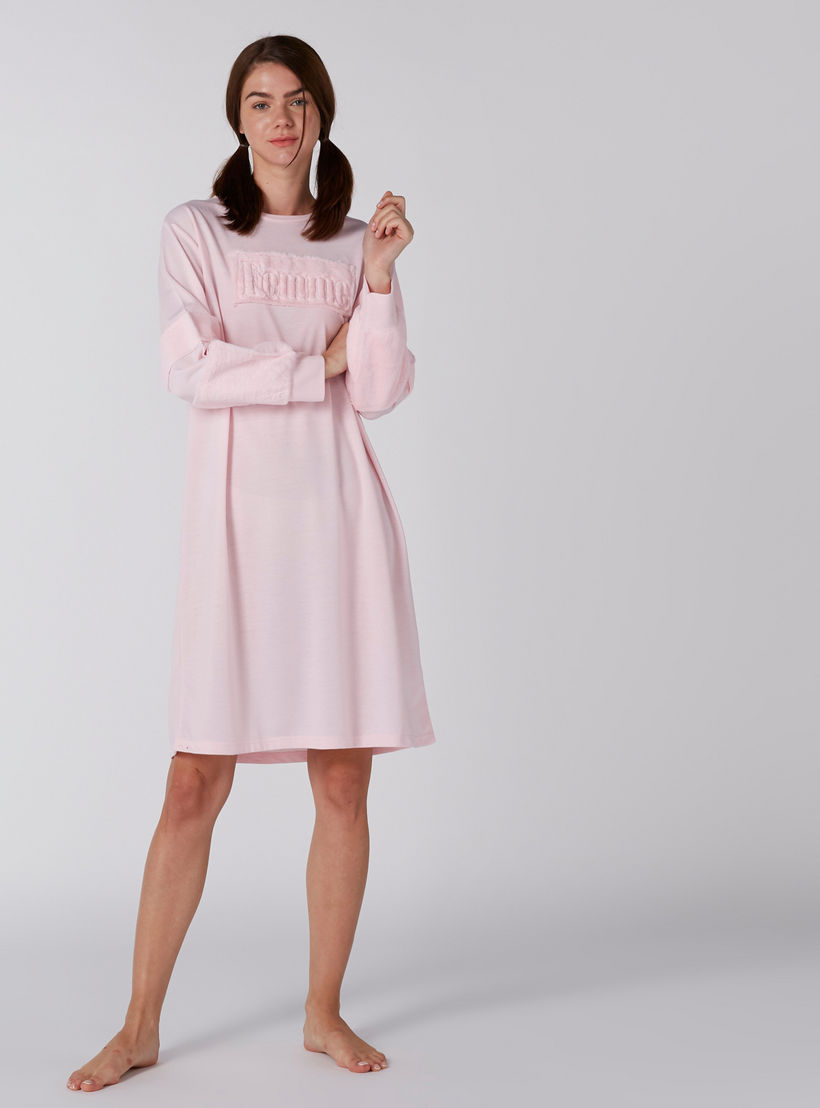 قميص نوم بياقة مستديرة وأكمام طويلة وتفاصيل قطيفة-women-clothing-nightwear-nighties-image-3