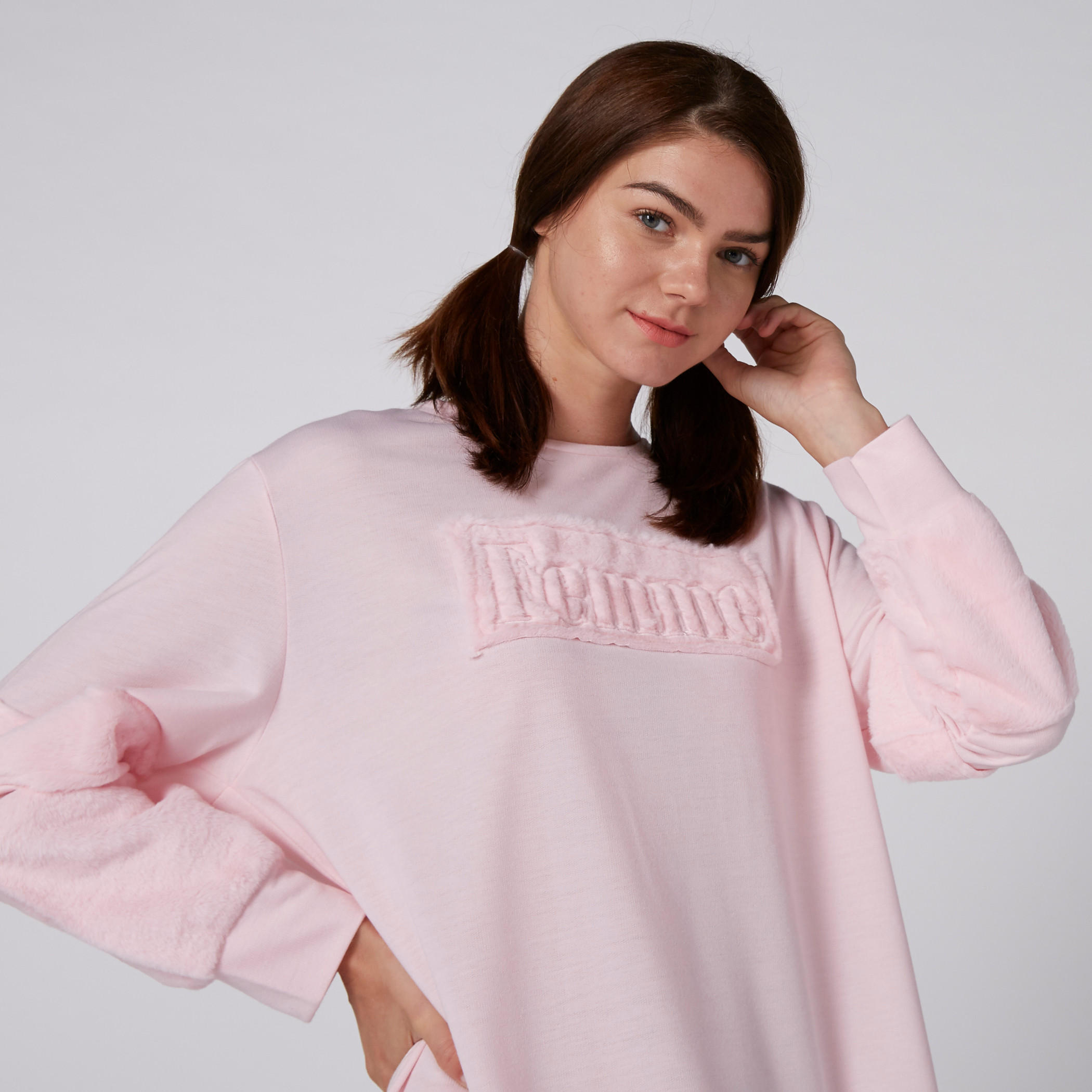 قميص نوم بياقة مستديرة وأكمام طويلة وتفاصيل قطيفة-women-clothing-nightwear-nighties-image-4