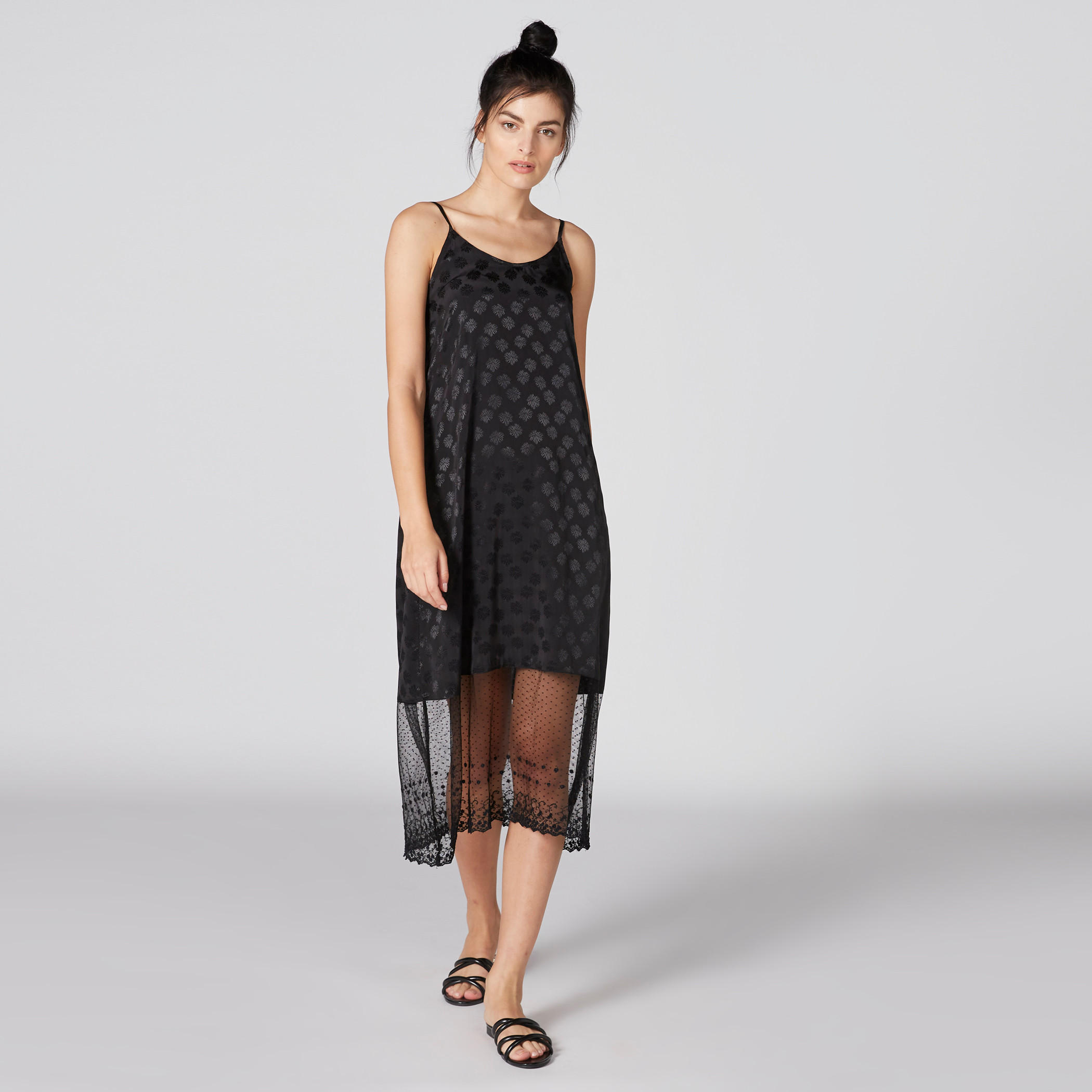 قميص نوم بياقة عميقة وحمّالات رفيعة وتفاصيل دانتيل-women-clothing-nightwear-nighties-image-1