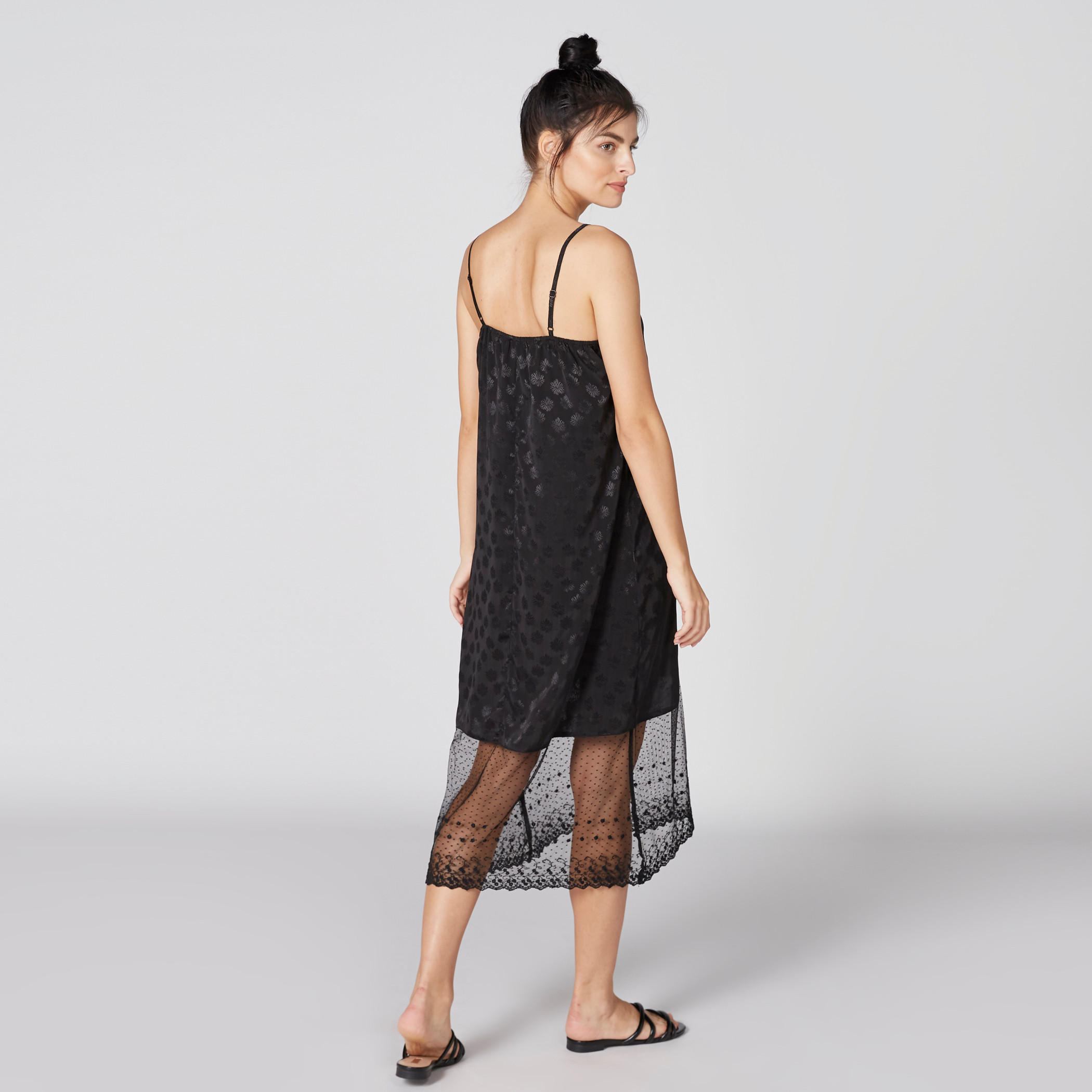 قميص نوم بياقة عميقة وحمّالات رفيعة وتفاصيل دانتيل-women-clothing-nightwear-nighties-image-2