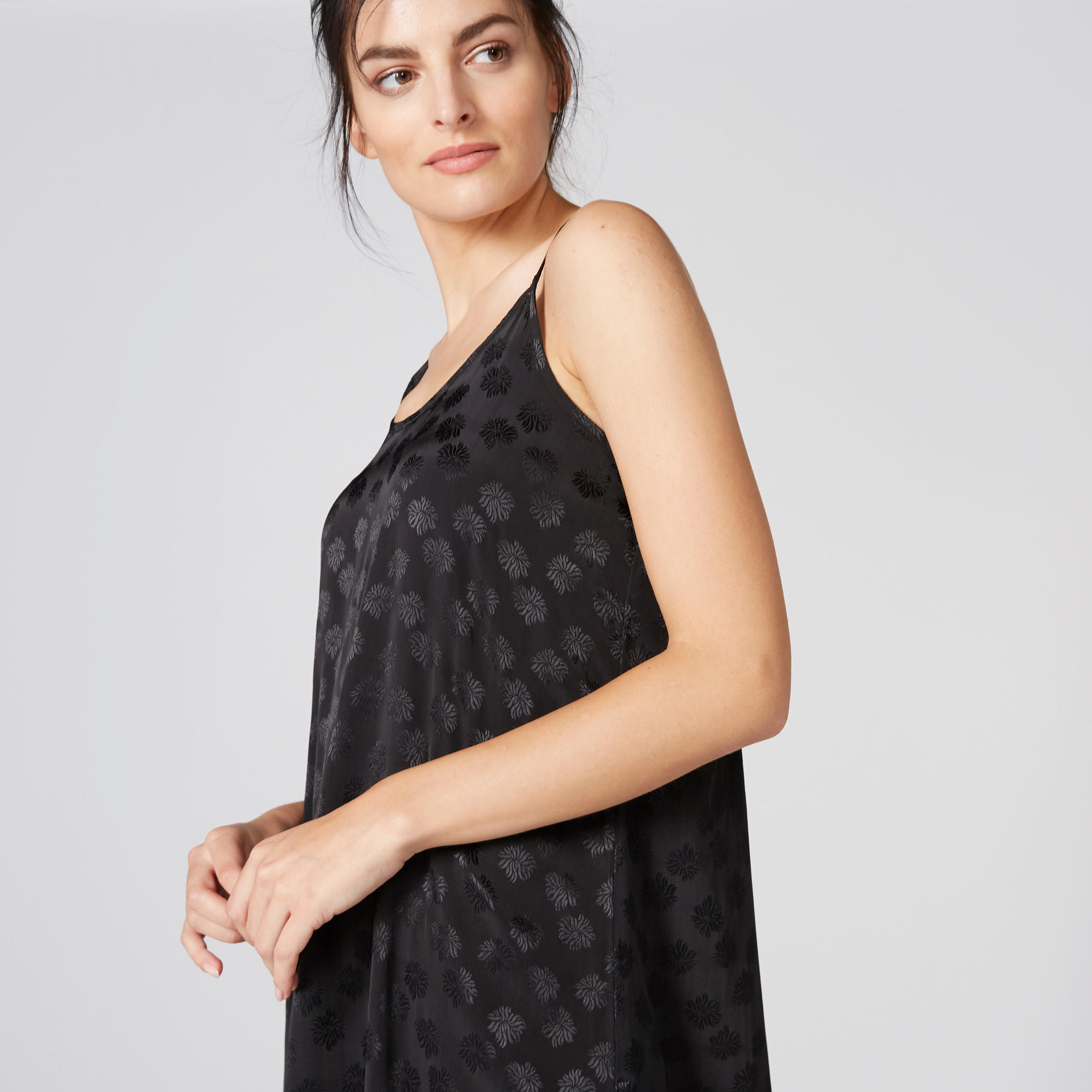 قميص نوم بياقة عميقة وحمّالات رفيعة وتفاصيل دانتيل-women-clothing-nightwear-nighties-image-3