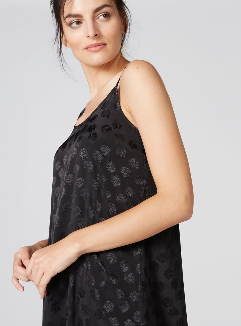 قميص نوم بياقة عميقة وحمّالات رفيعة وتفاصيل دانتيل-women-clothing-nightwear-nighties-image-3