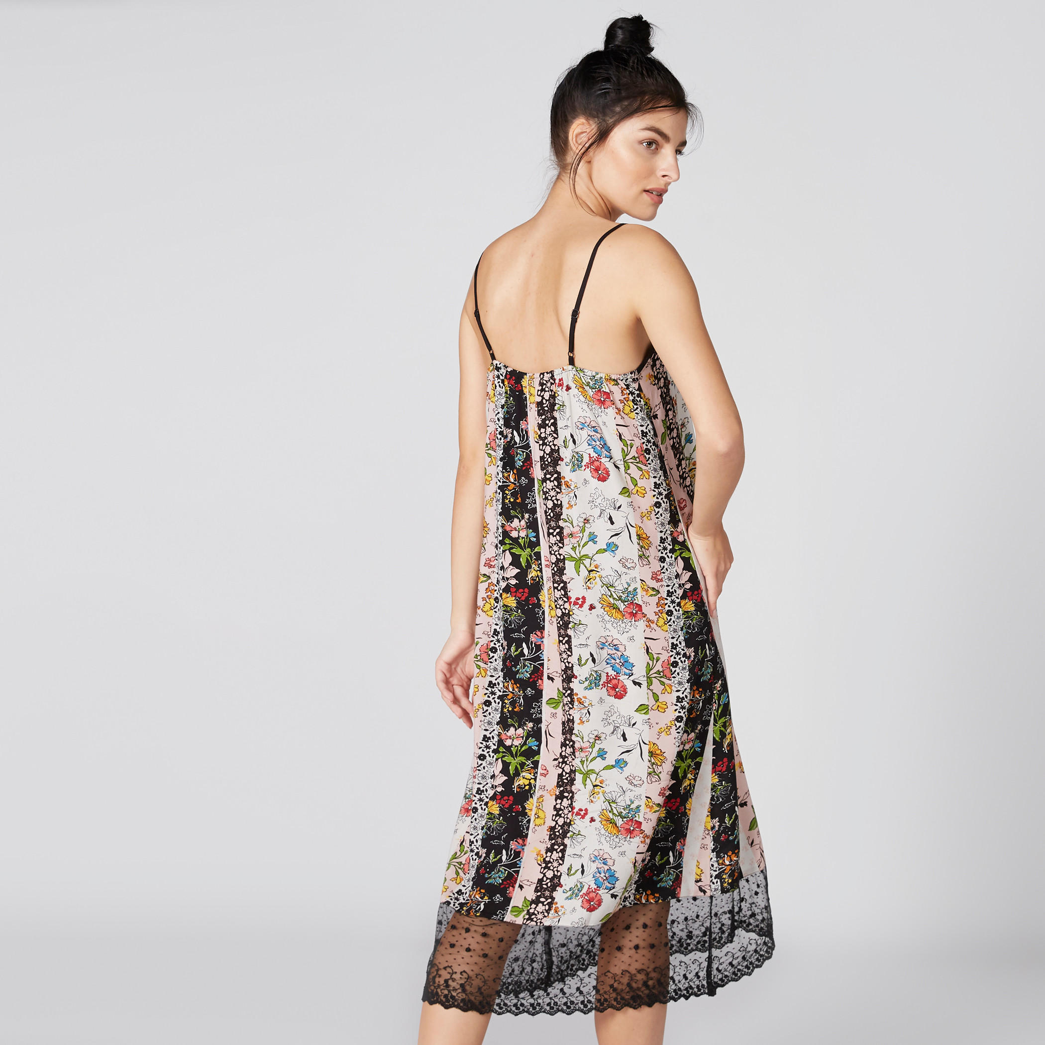 قميص نوم بطبعات أزهار وحمالات رفيعة وتفاصيل من الدانتيل-women-clothing-nightwear-nighties-image-1