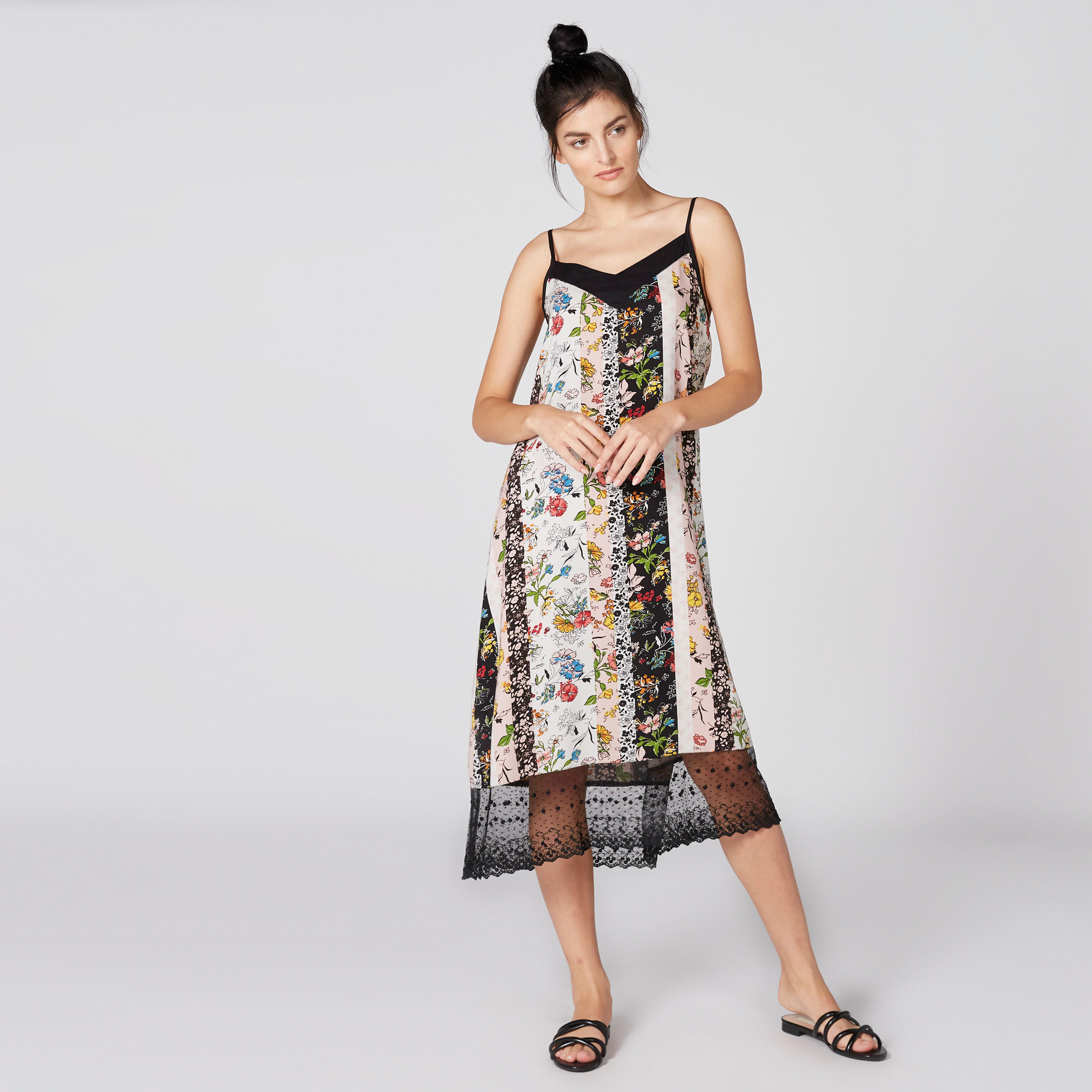 قميص نوم بطبعات أزهار وحمالات رفيعة وتفاصيل من الدانتيل-women-clothing-nightwear-nighties-image-2