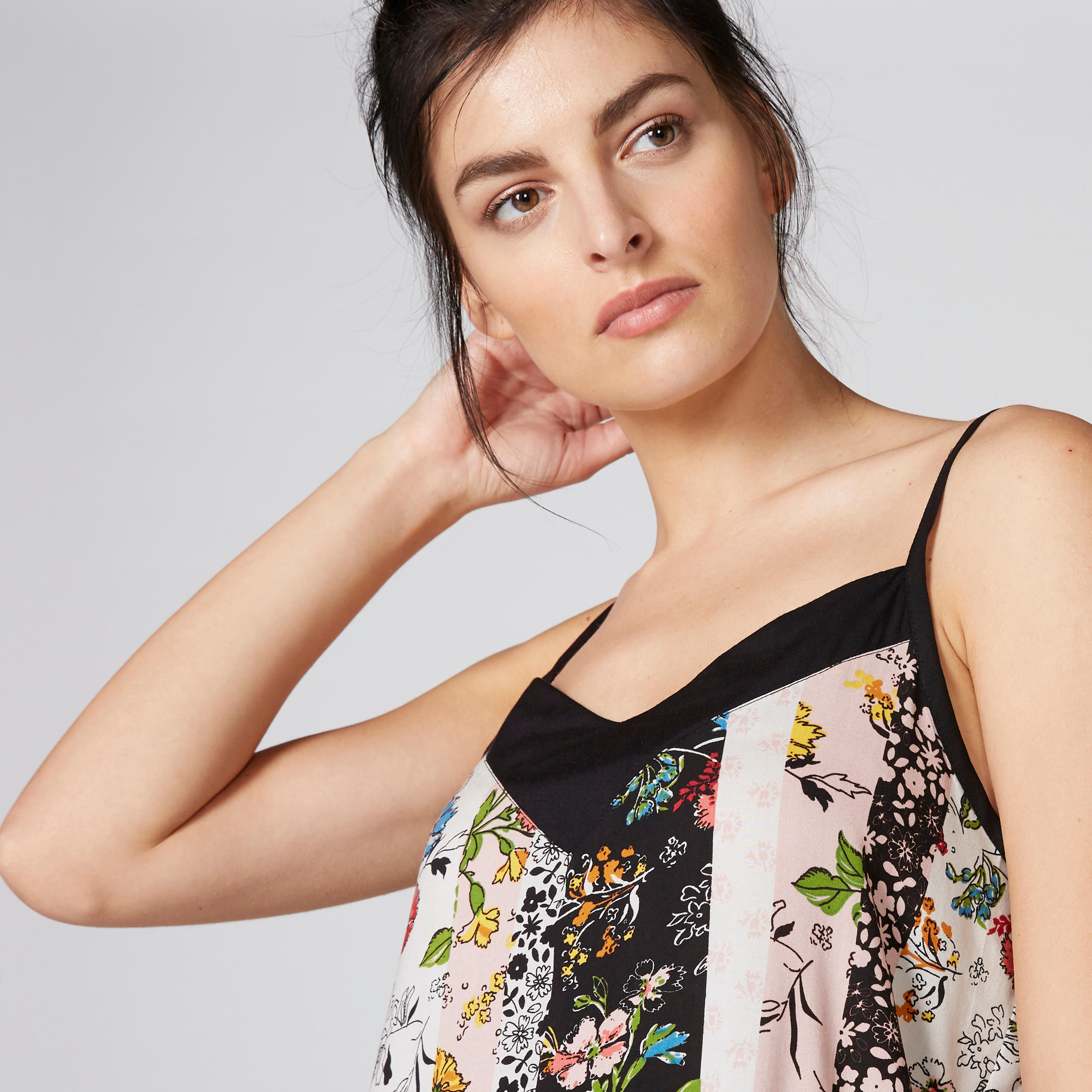 قميص نوم بطبعات أزهار وحمالات رفيعة وتفاصيل من الدانتيل-women-clothing-nightwear-nighties-image-3